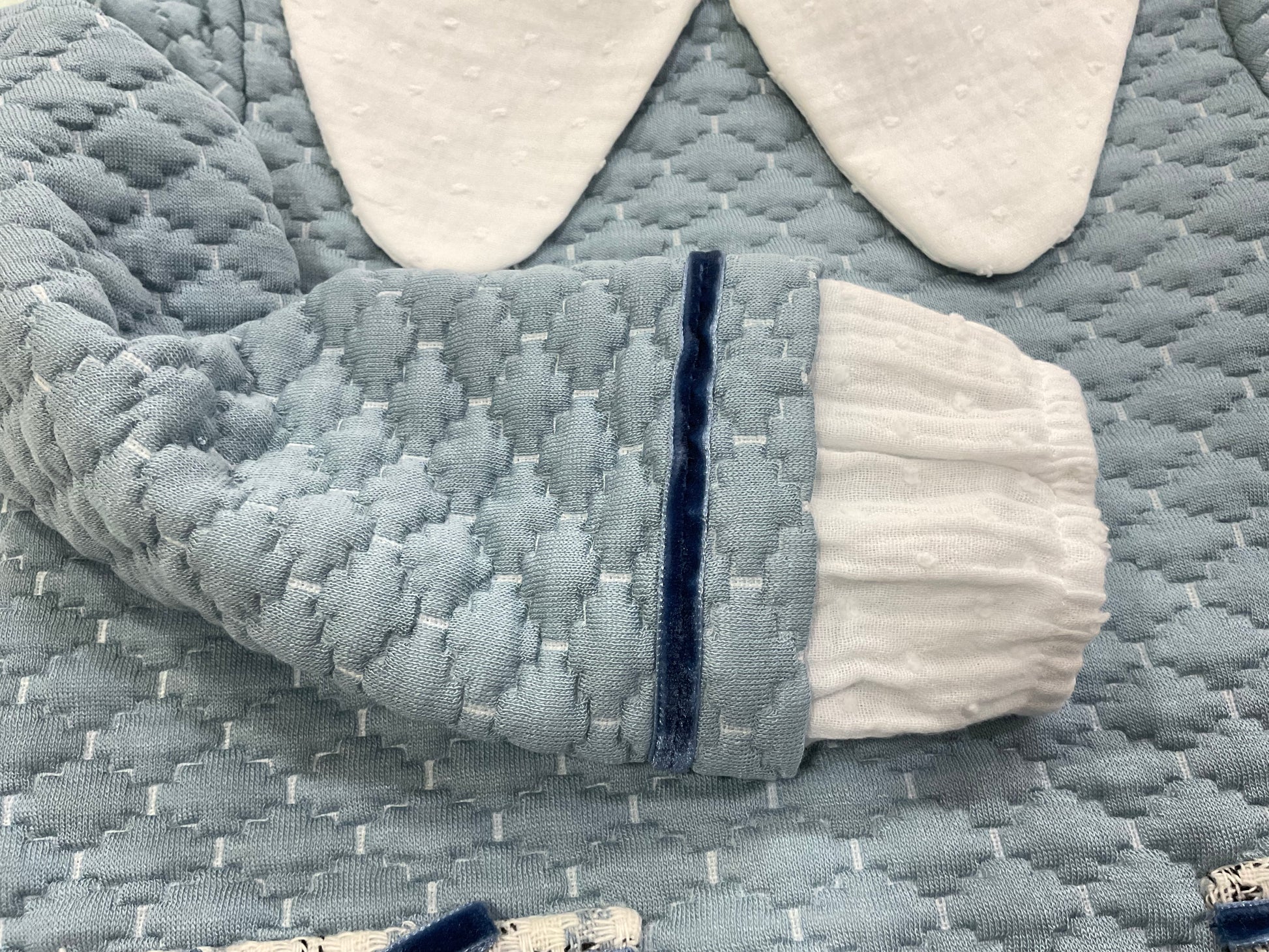 Vestido de niña azul con cuello de plumeti - Basmarti invierno 2024 - Detalle 3 - Moda Infantil Chicle