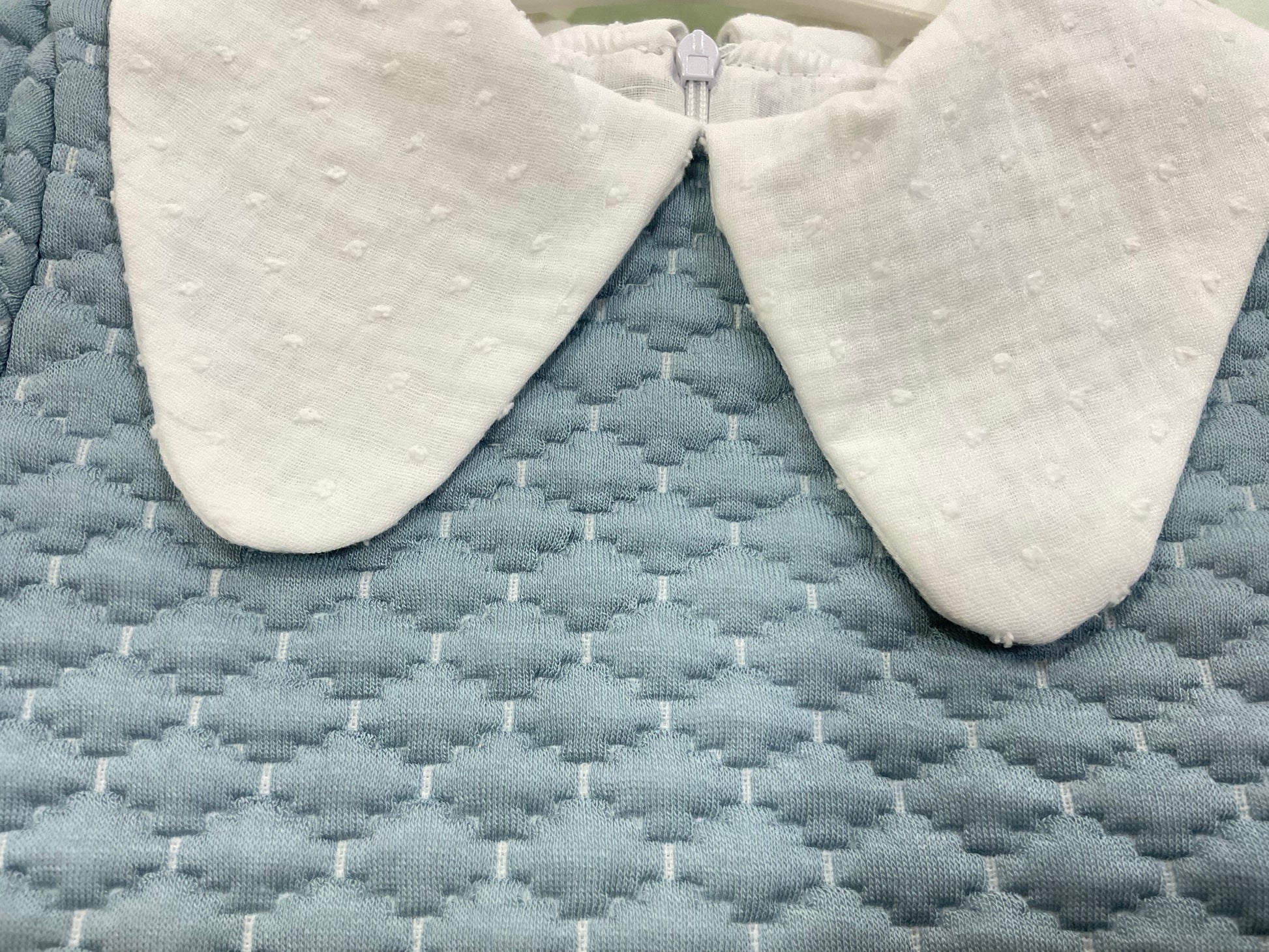 Vestido de niña azul con cuello de plumeti - Basmarti invierno 2024 - Detalle 4 - Moda Infantil Chicle