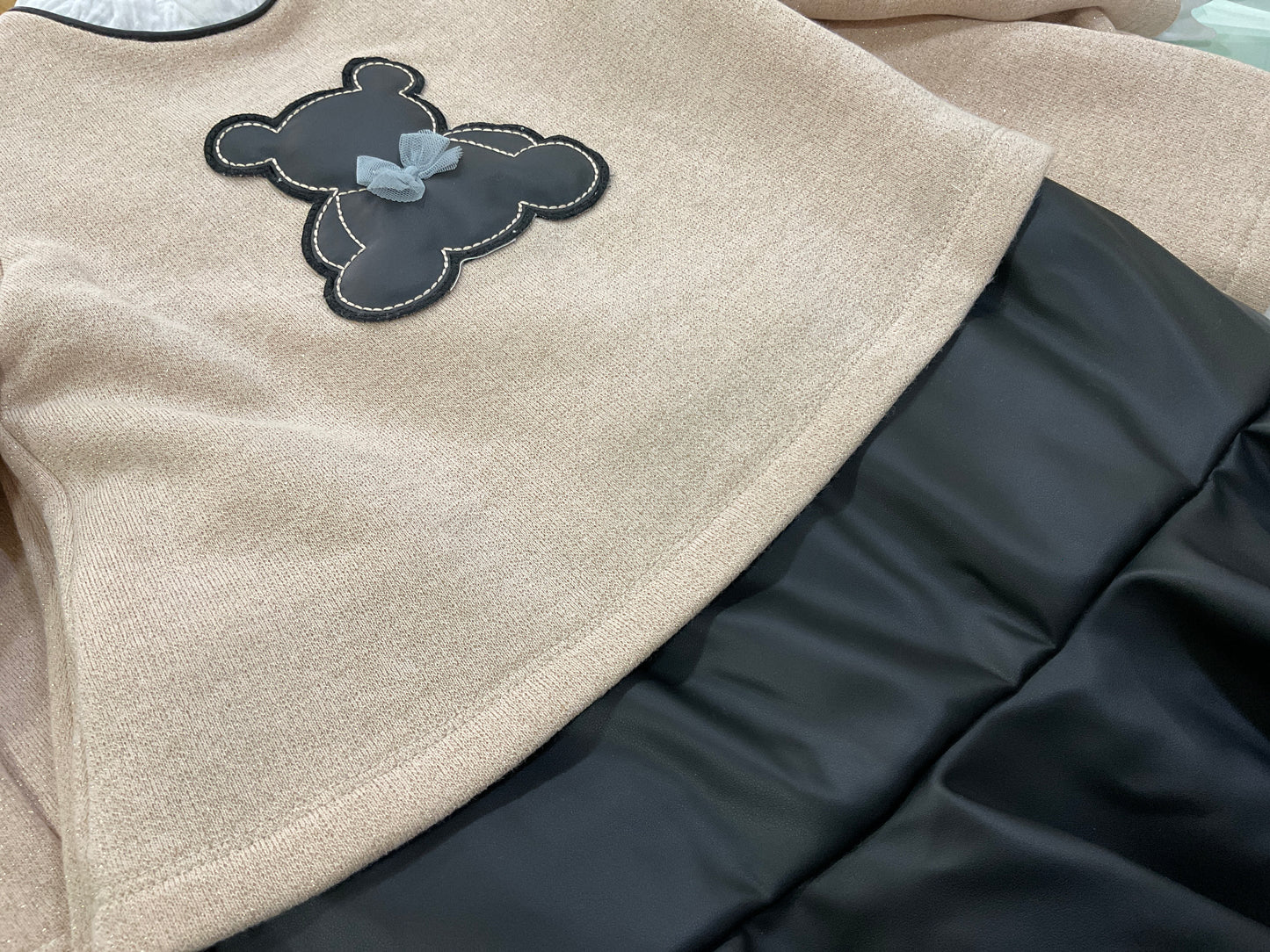 Vestido de niña beige dorado con brillos - Basmarti invierno 2024 - Detalle 2 - Moda Infantil Chicle