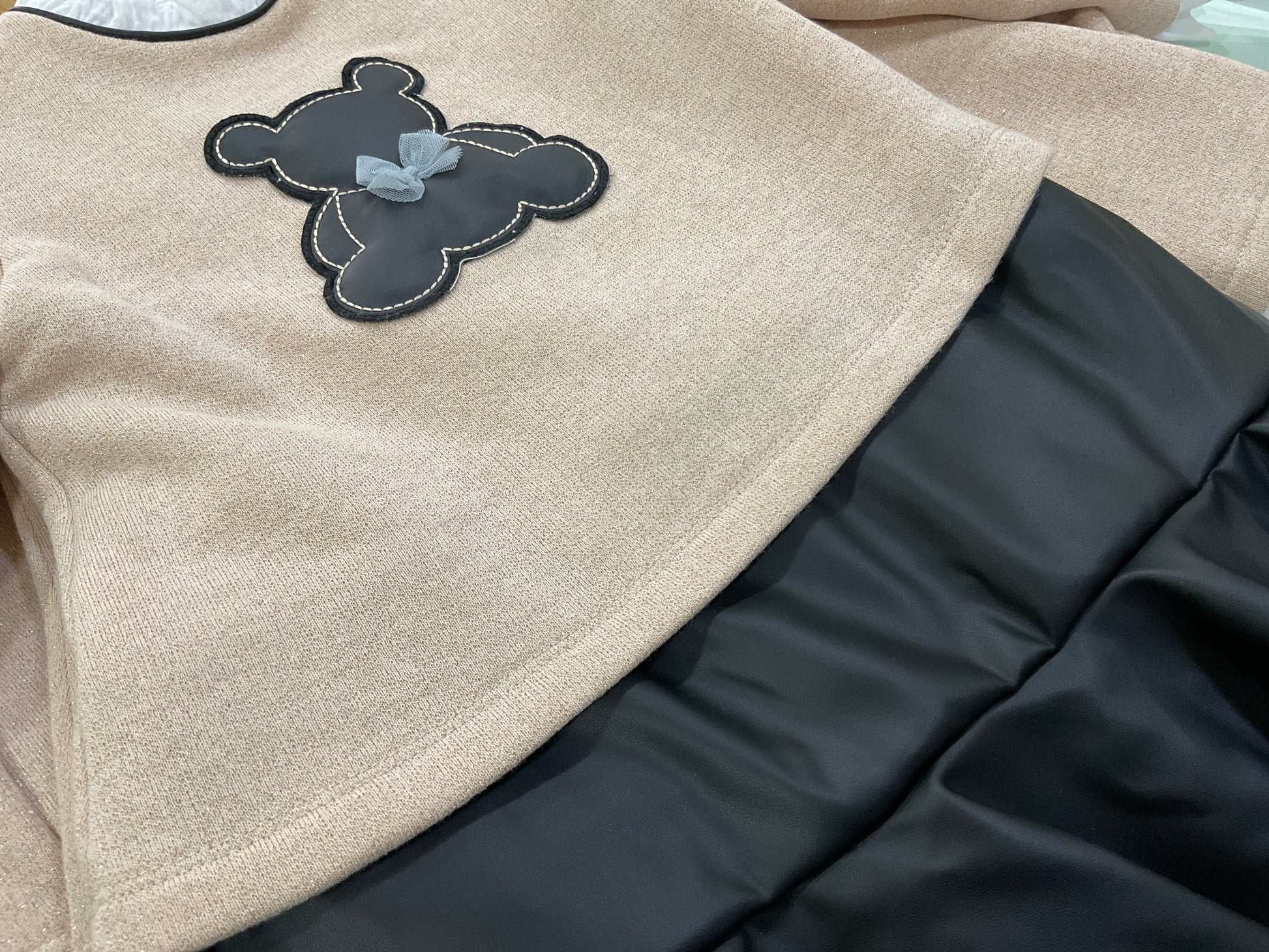 Vestido de niña beige dorado con brillos - Basmarti invierno 2024 - Detalle 2 - Moda Infantil Chicle