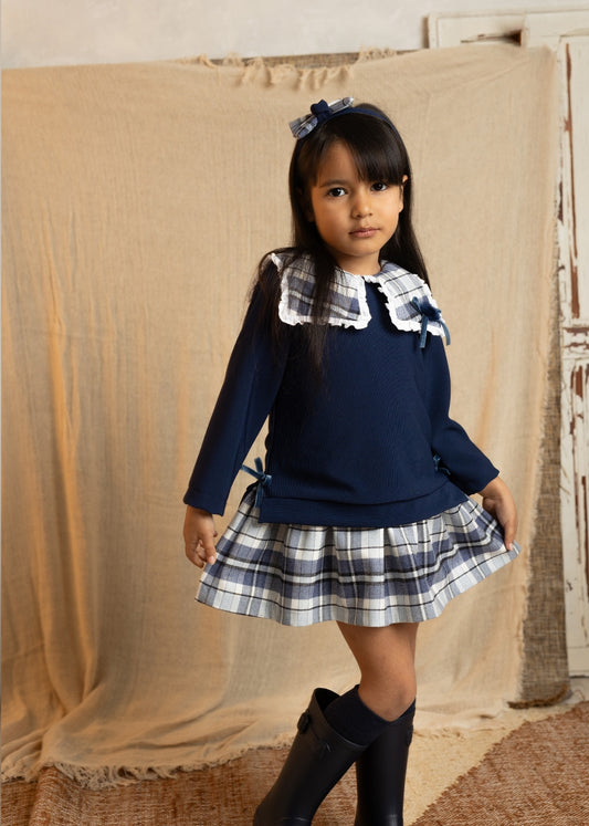 Vestido de niña con cuello grande de cuadros - Cuka invierno 2024 - Frontal - Moda Infantil Chicle