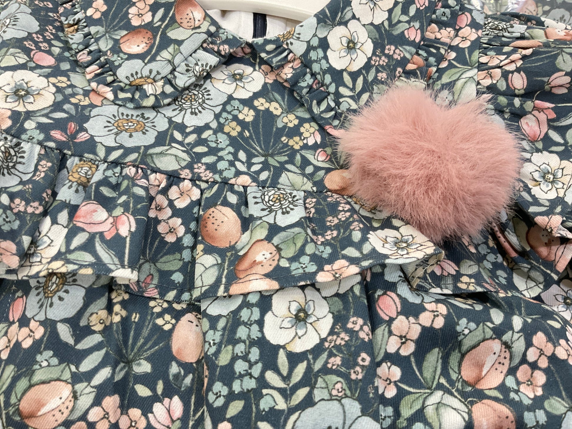 Vestido de niña con estampado de invierno 2024 de Basmarti - Detalle 1 - Moda Infantil Chicle