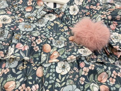Vestido de niña con estampado de invierno 2024 de Basmarti - Detalle 1 - Moda Infantil Chicle