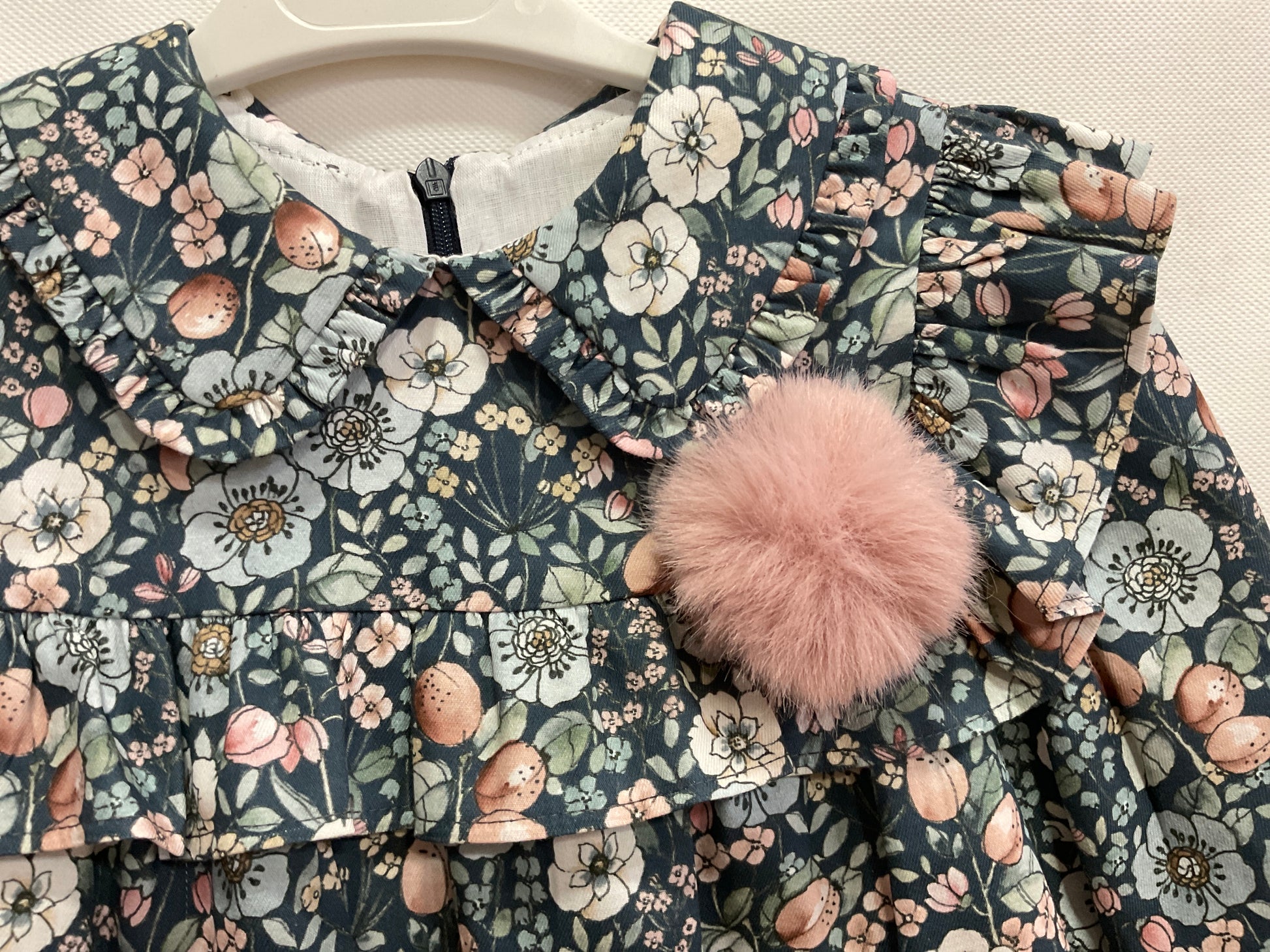 Vestido de niña con estampado de invierno 2024 de Basmarti - Detalle 2 - Moda Infantil Chicle