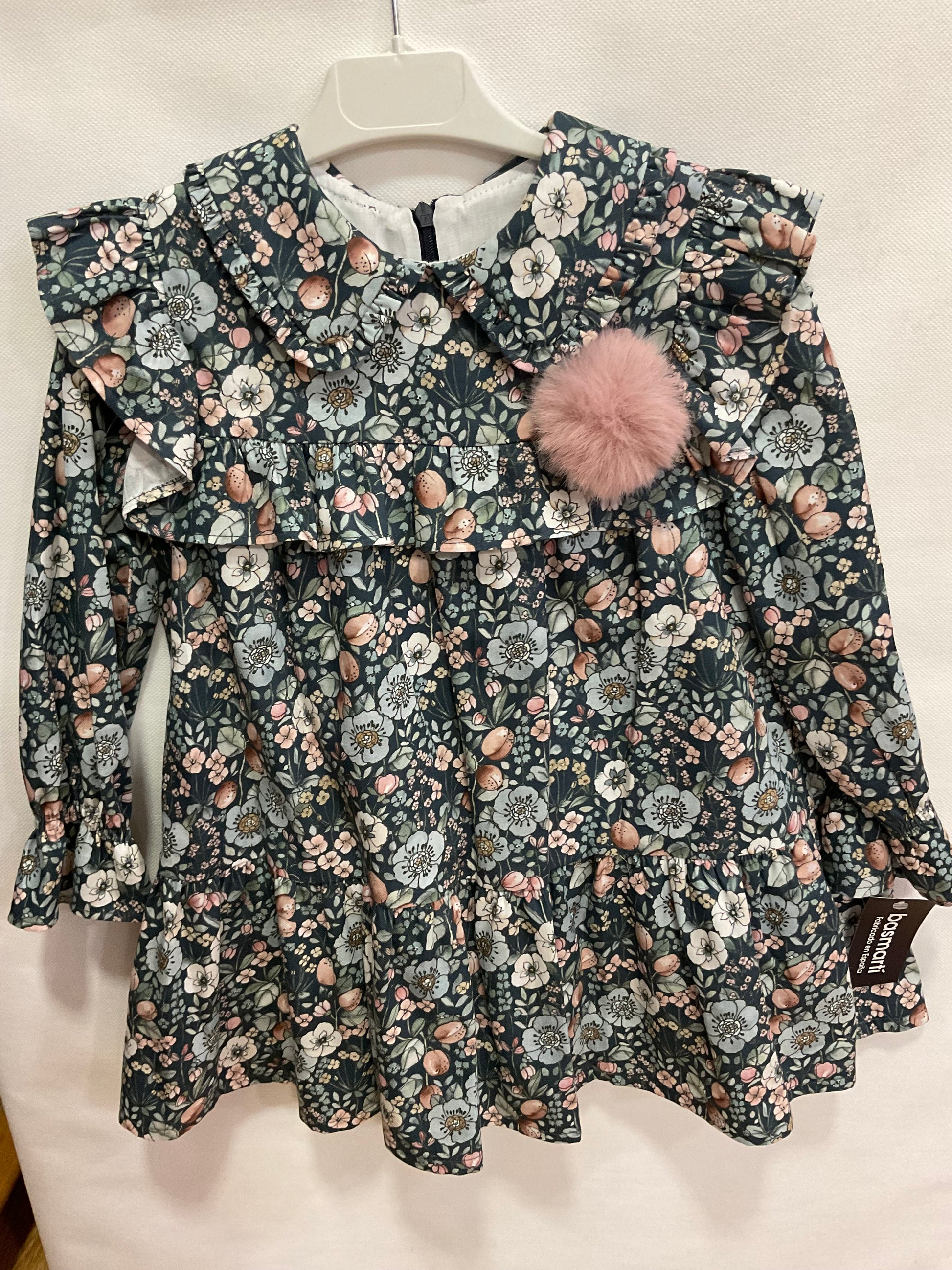 Vestido de niña con estampado de invierno 2024 de Basmarti - Detalle 3 - Moda Infantil Chicle