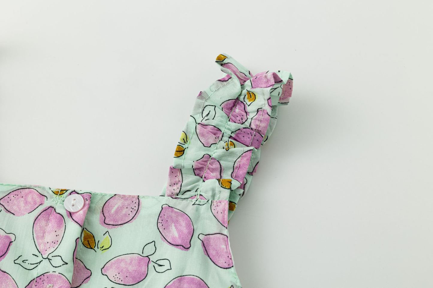 Vestido de niña con tirante fruncido verano 2024 Newness - Detalle 2 - Moda Infantil Chicle