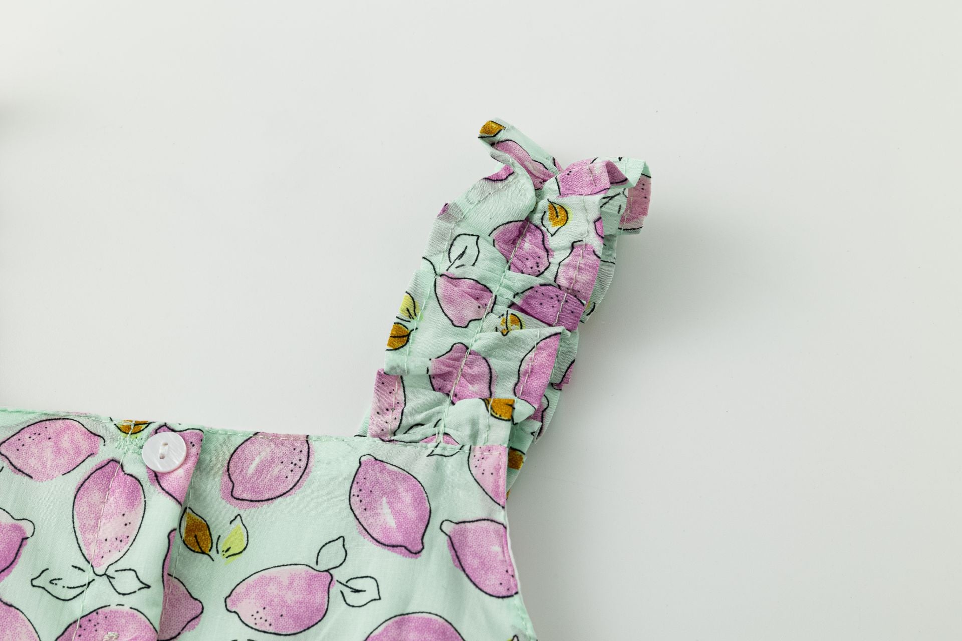 Vestido de niña con tirante fruncido verano 2024 Newness - Detalle 2 - Moda Infantil Chicle