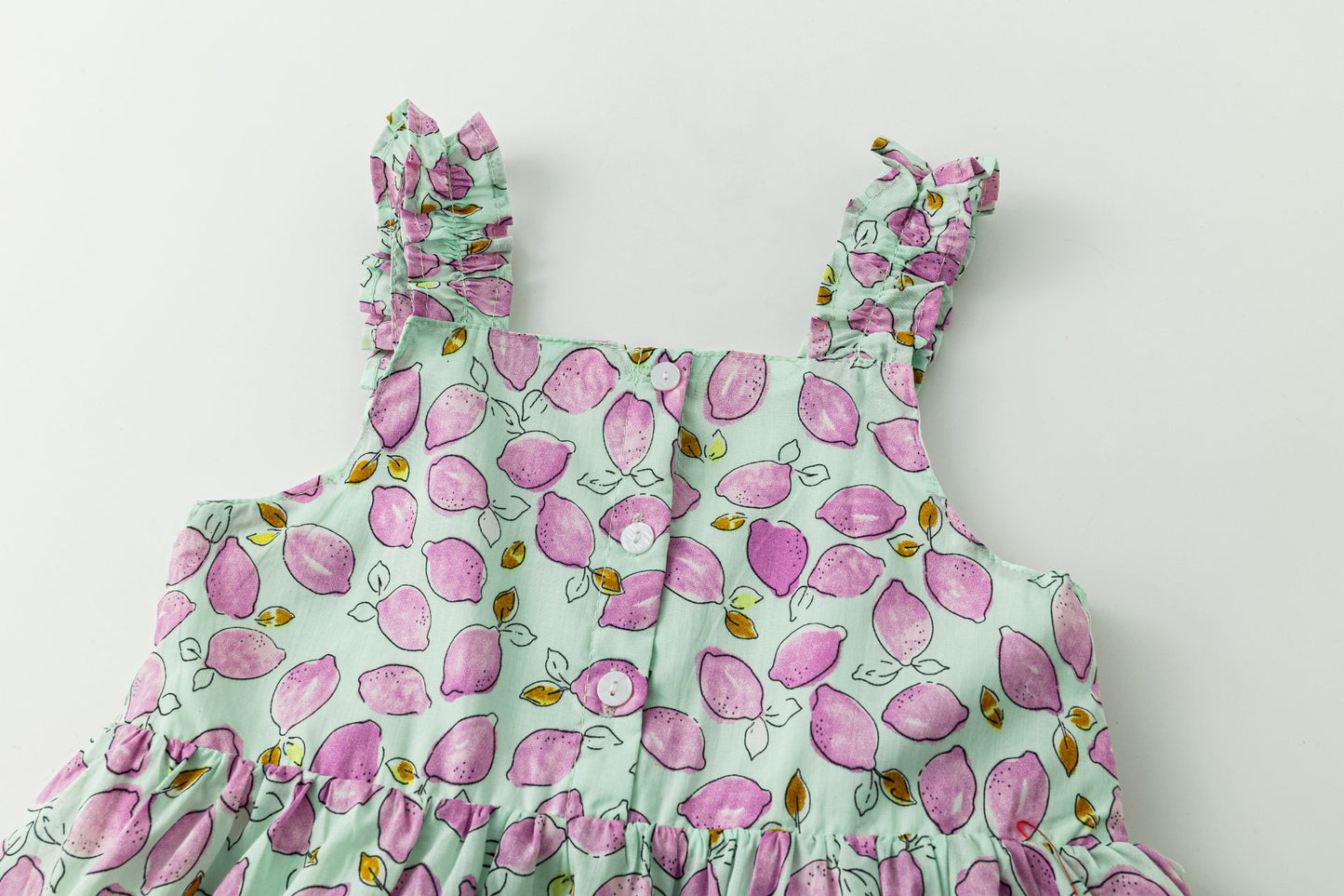 Vestido de niña con tirante fruncido verano 2024 Newness - Detalle 3 - Moda Infantil Chicle