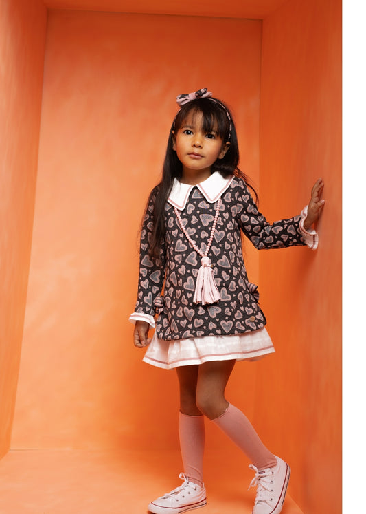 Vestido de niña corazones - Basmarti invierno 2024 - Frontal - Moda Infantil Chicle