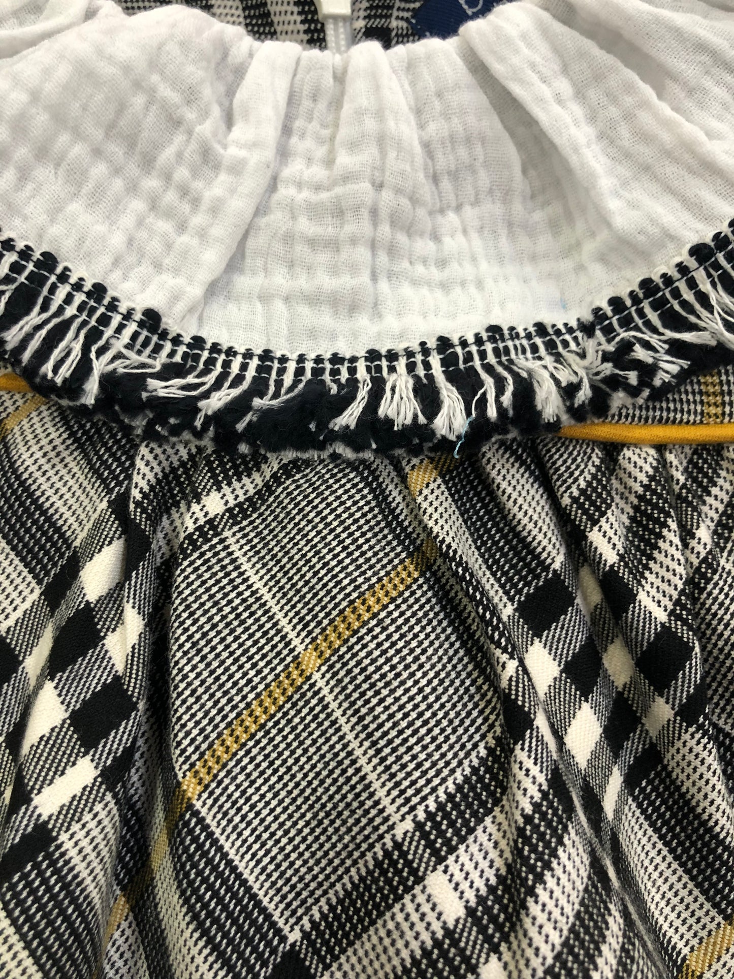 Vestido de niña de cuadros blancos, negros y mostaza - Basmarti de invierno 2024 - Detalle 1 - Moda Infantil Chicle