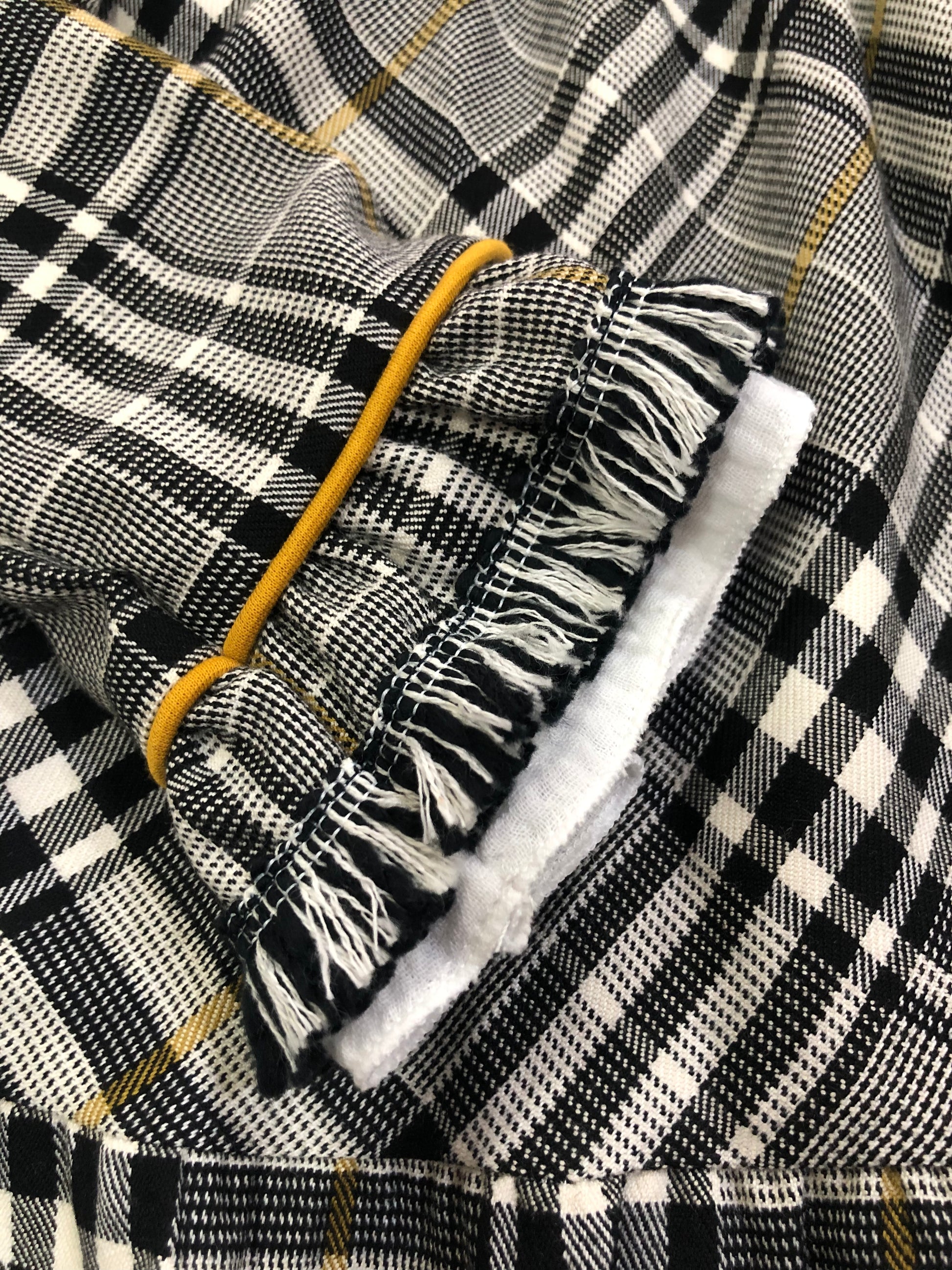 Vestido de niña de cuadros blancos, negros y mostaza - Basmarti de invierno 2024 - Detalle 2 - Moda Infantil Chicle