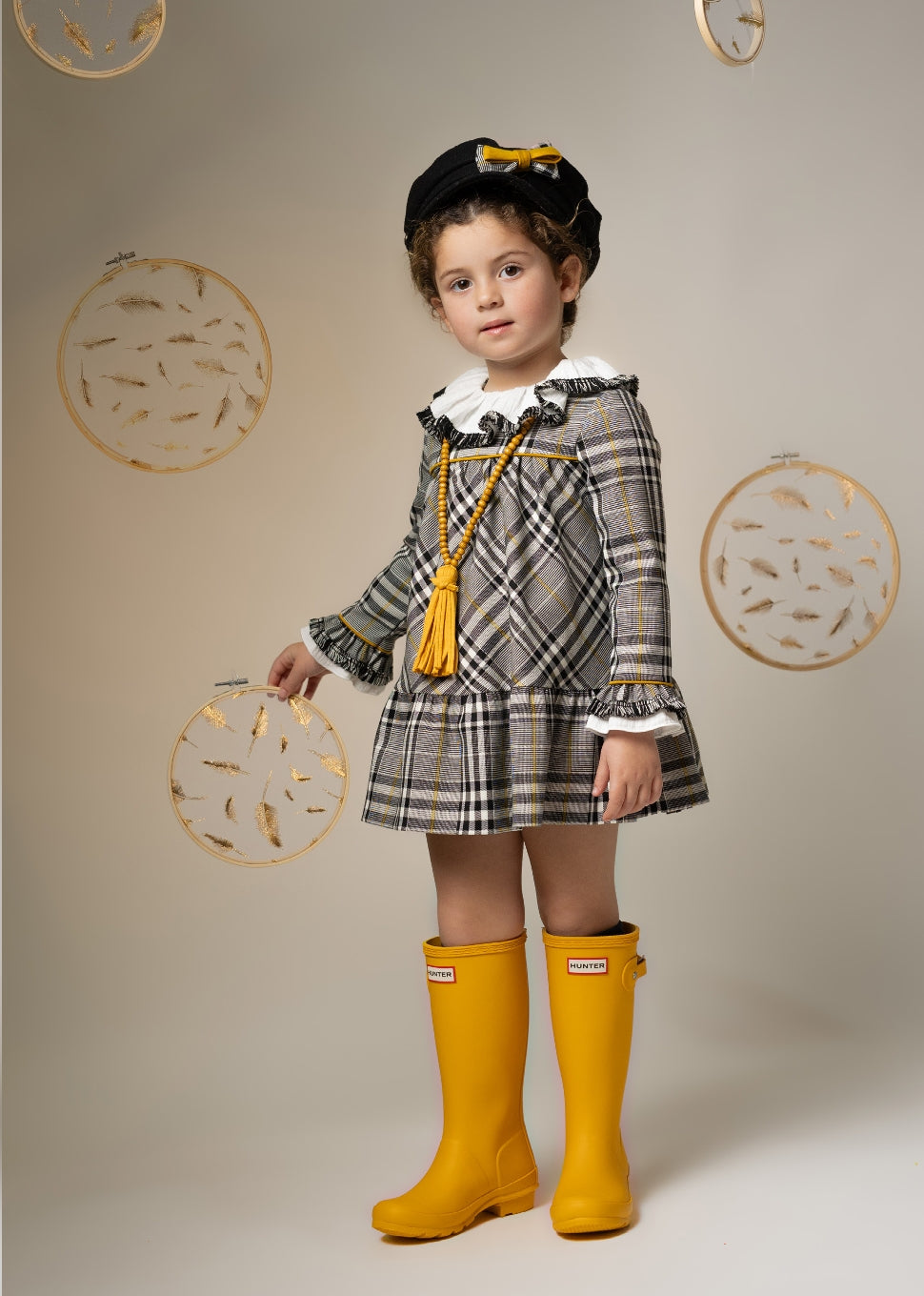 Vestido de niña de cuadros blancos, negros y mostaza - Basmarti de invierno 2024 - Frontal - Moda Infantil Chicle