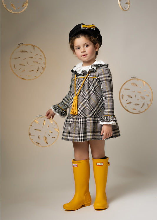 Vestido de niña de cuadros blancos, negros y mostaza - Basmarti de invierno 2024 - Frontal - Moda Infantil Chicle