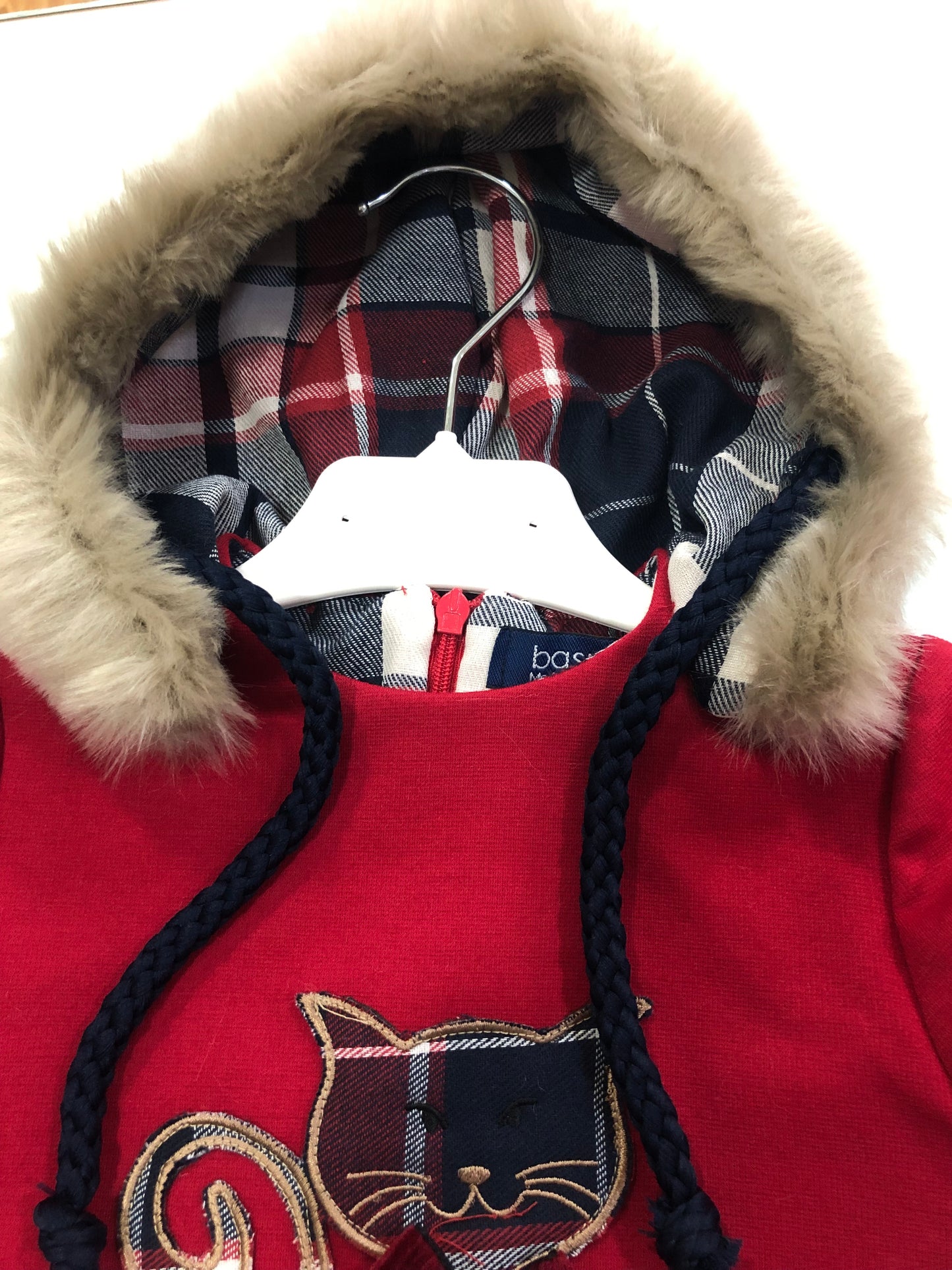 Vestido de niña rojo con falda a cuadros - Basmarti invierno 2024 - Detalle 4 - Moda Infantil Chicle