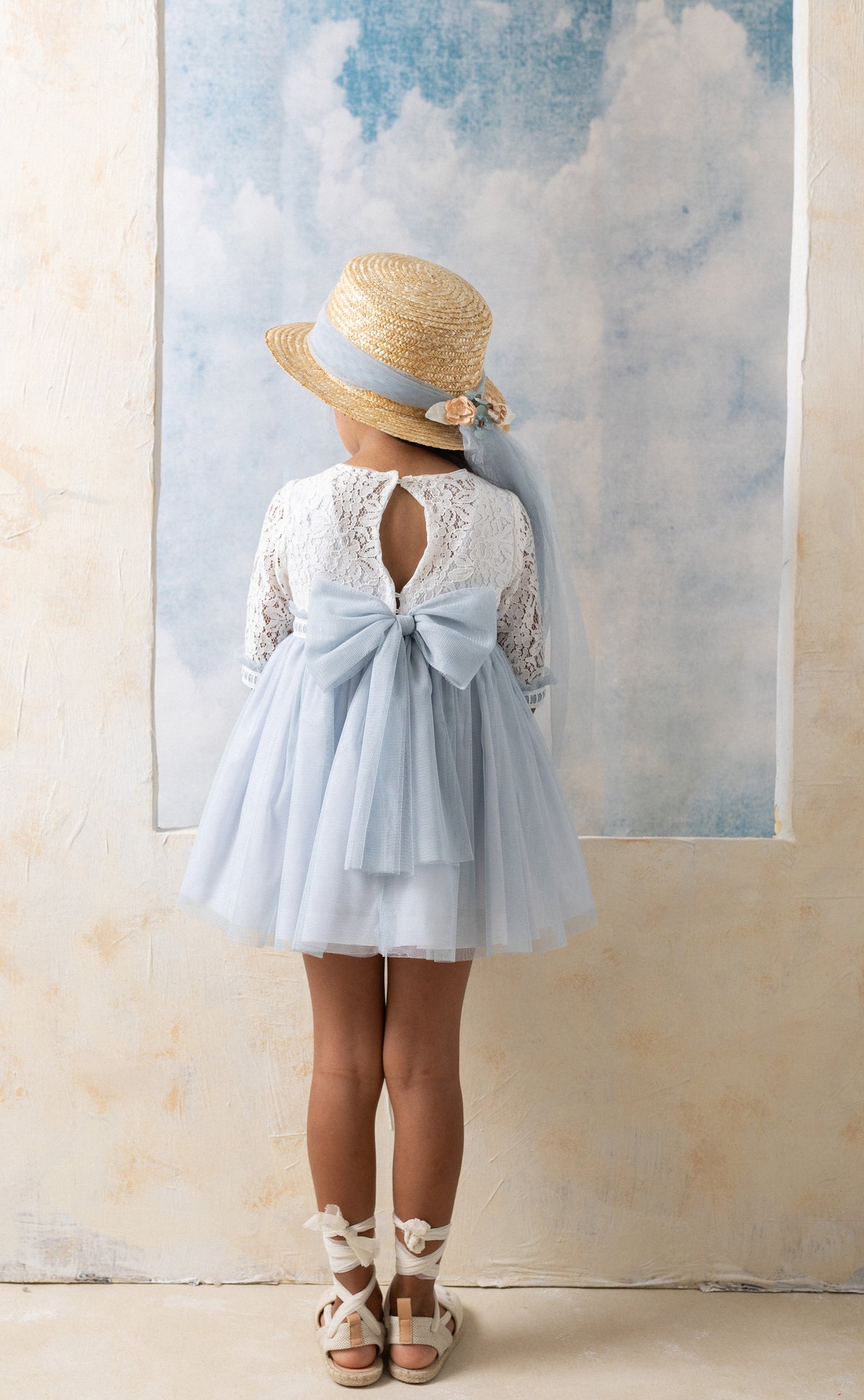 Vestido EDHA Ceremonia de ni�a en azul - Basmarti 2026 - Detalle 2 - Moda Infantil Chicle