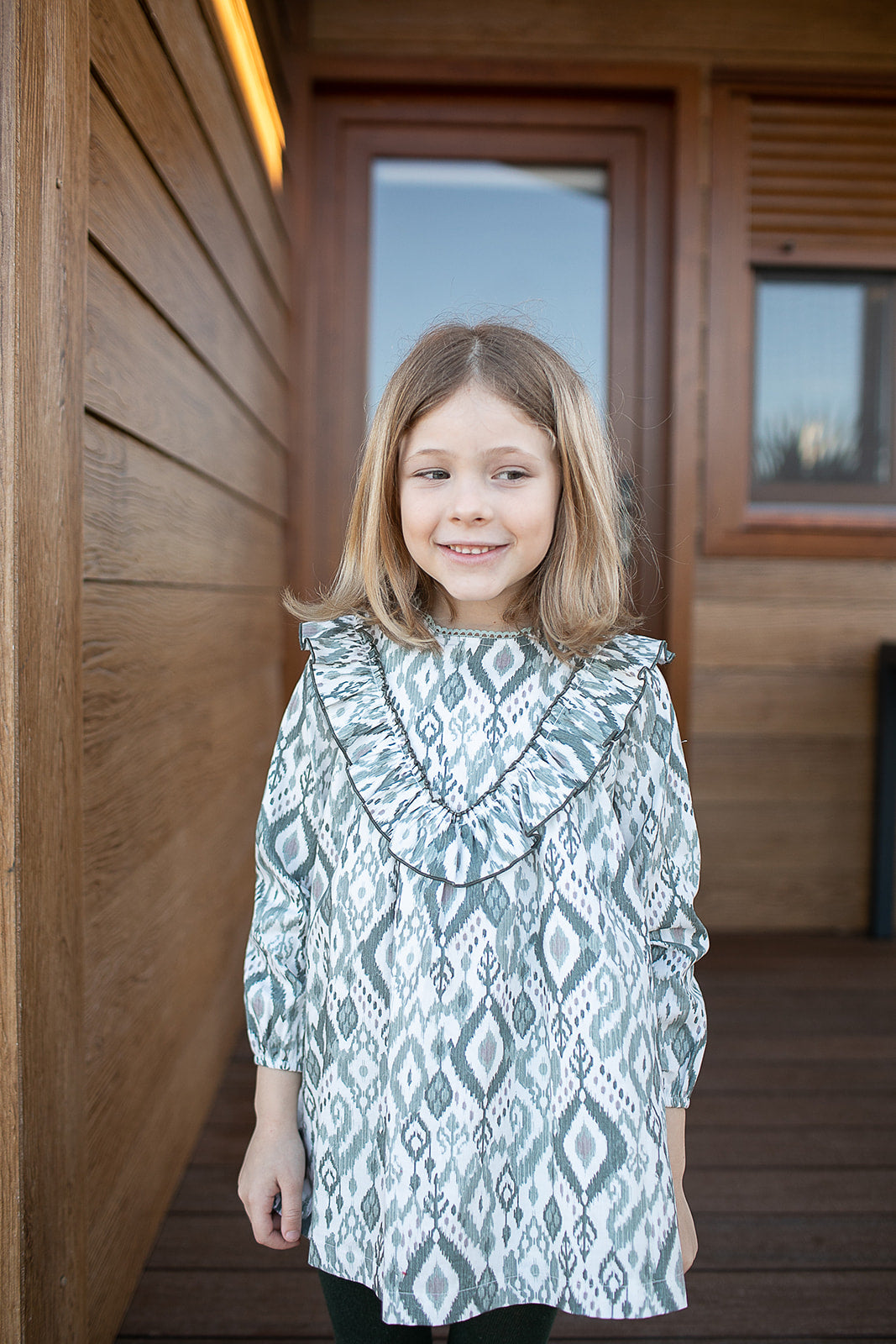 Vestido estampado en tonos verdes - Coco Acqua 2024 - Detalle 1 - Moda Infantil Chicle