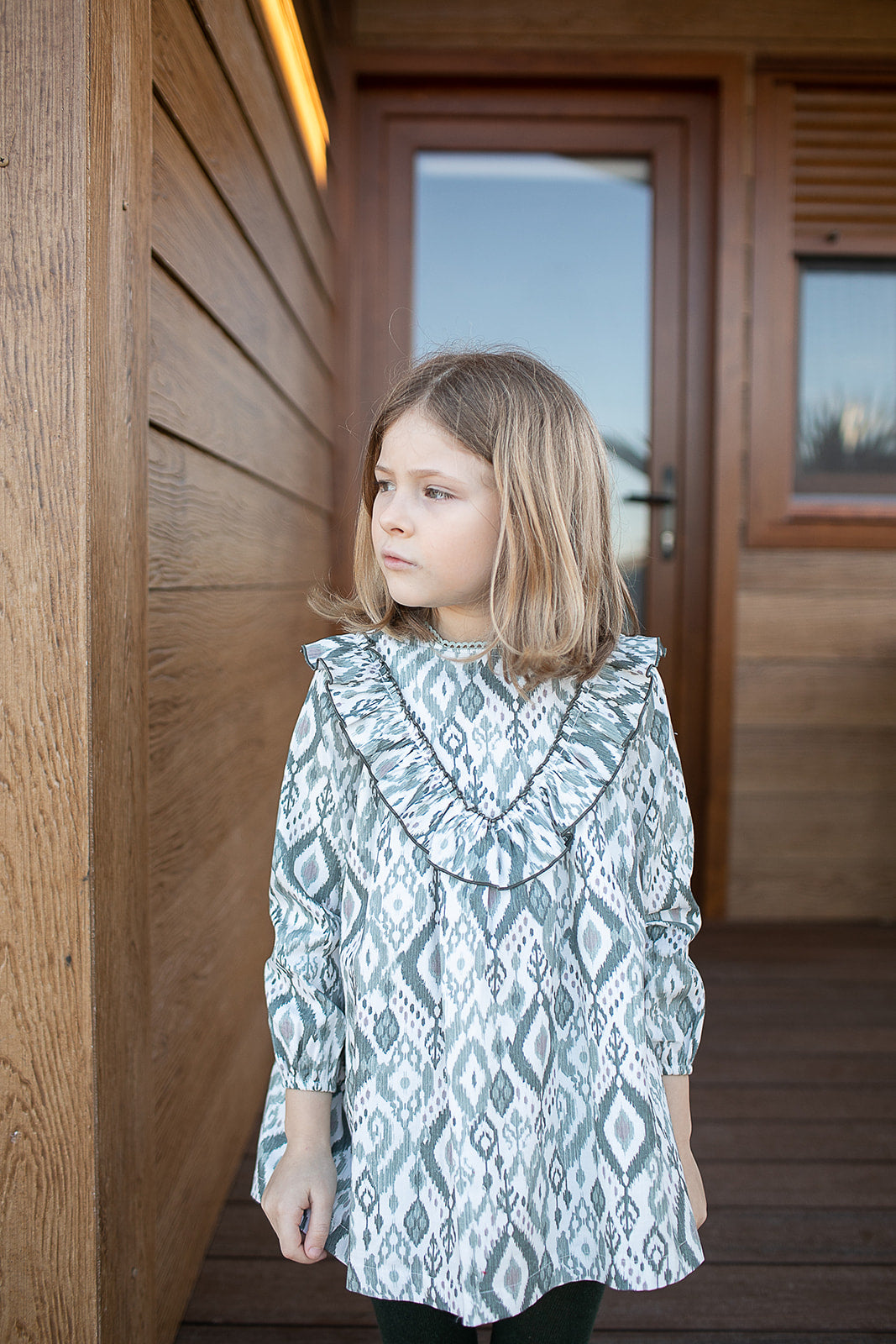 Vestido estampado en tonos verdes - Coco Acqua 2024 - Detalle 2 - Moda Infantil Chicle