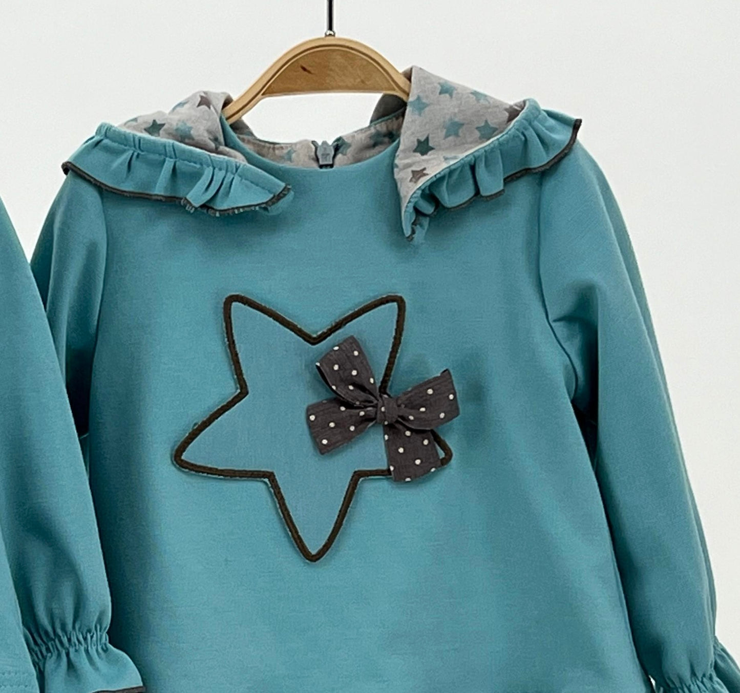 Vestido estrella con capucha de felpa - Cuka invierno 2024 - Detalle 1 - Moda Infantil Chicle