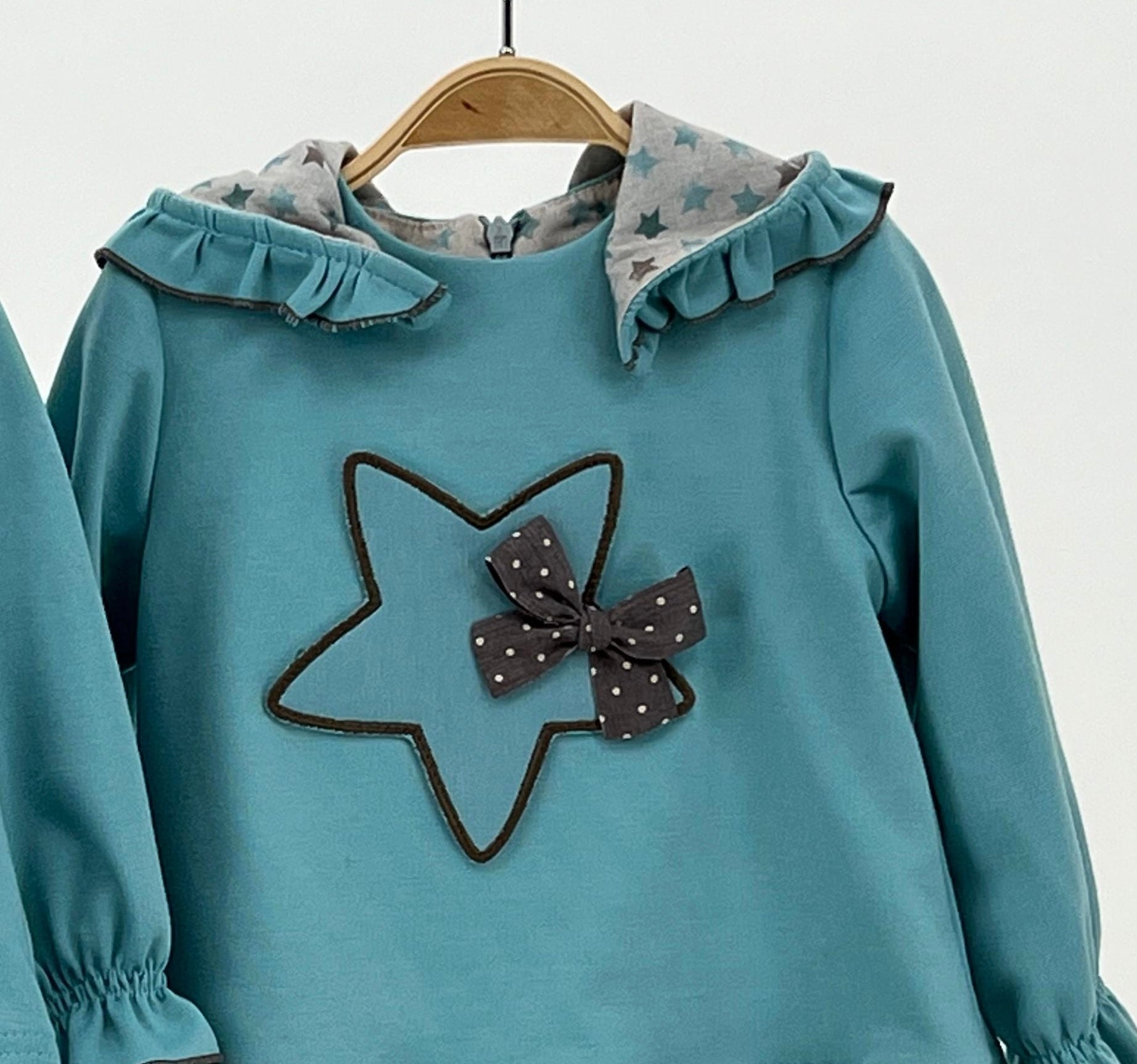 Vestido estrella con capucha de felpa - Cuka invierno 2024 - Detalle 1 - Moda Infantil Chicle