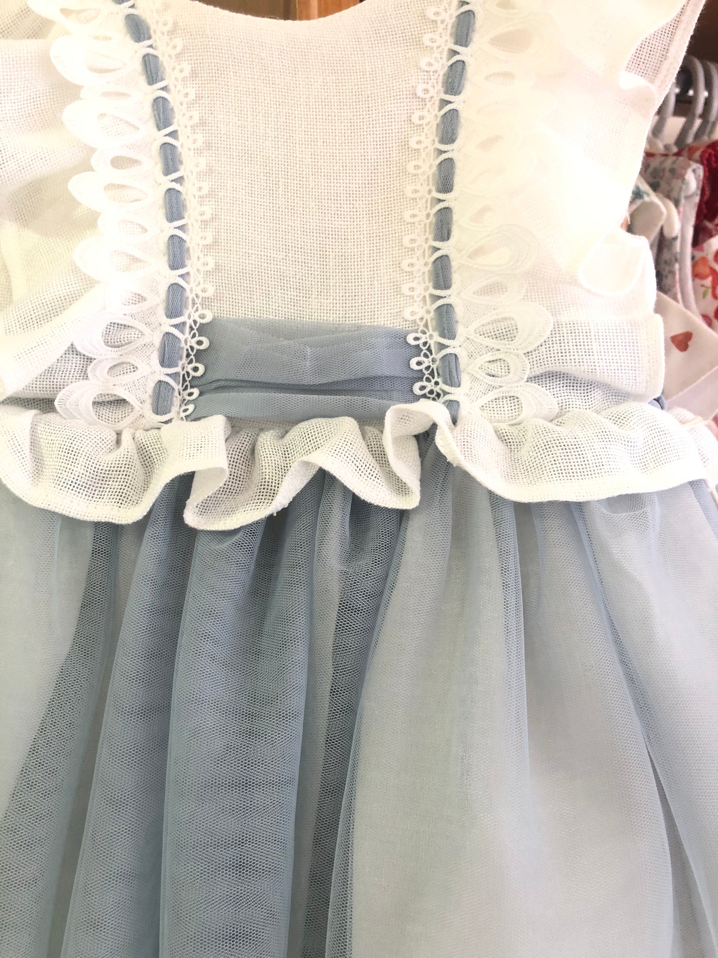 Vestido ni�a de lino en color beige y ocean - Basmarti verano 2024 - Detalle 2 - Moda Infantil Chicle