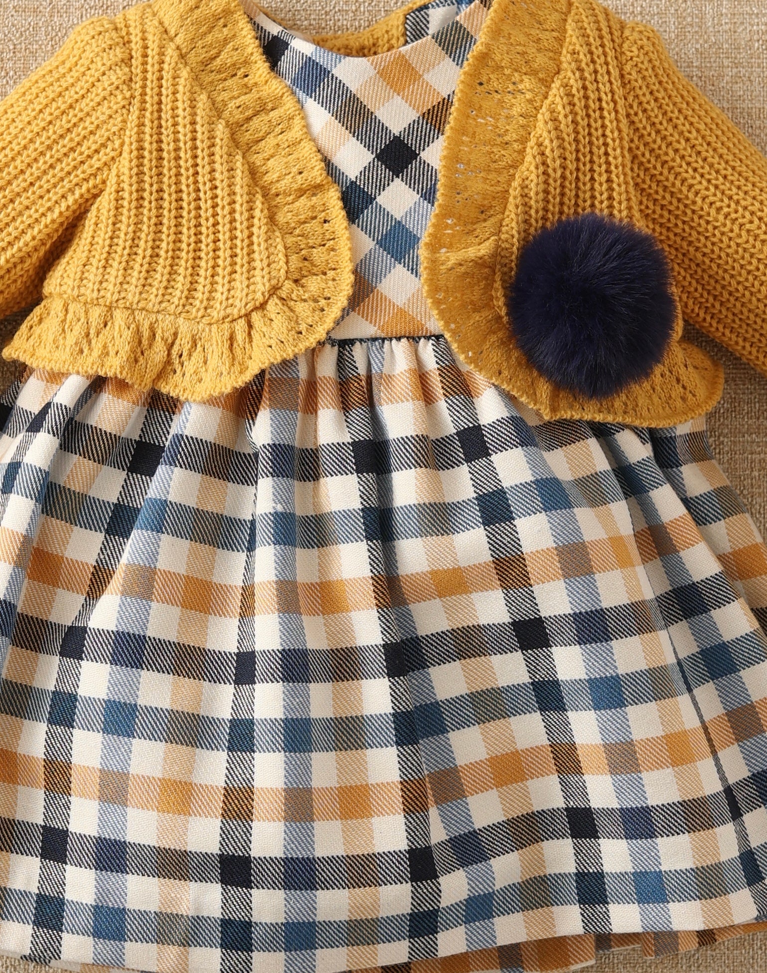 Vestido niña bebé de cuadros con chaqueta mostaza - Basmarti invierno 2022 - Detalle 1 - Moda Infantil Chicle