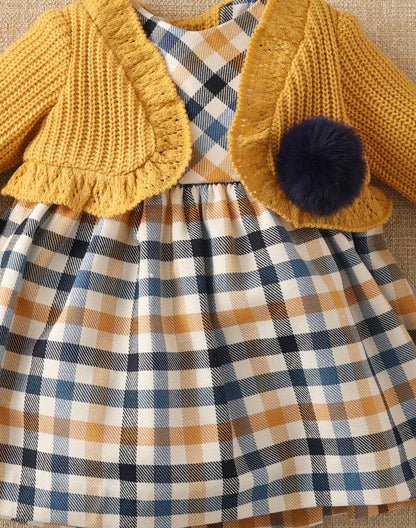 Vestido niña bebé de cuadros con chaqueta mostaza - Basmarti invierno 2022 - Detalle 1 - Moda Infantil Chicle