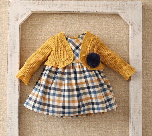 Vestido niña bebé de cuadros con chaqueta mostaza - Basmarti invierno 2022 - Frontal - Moda Infantil Chicle