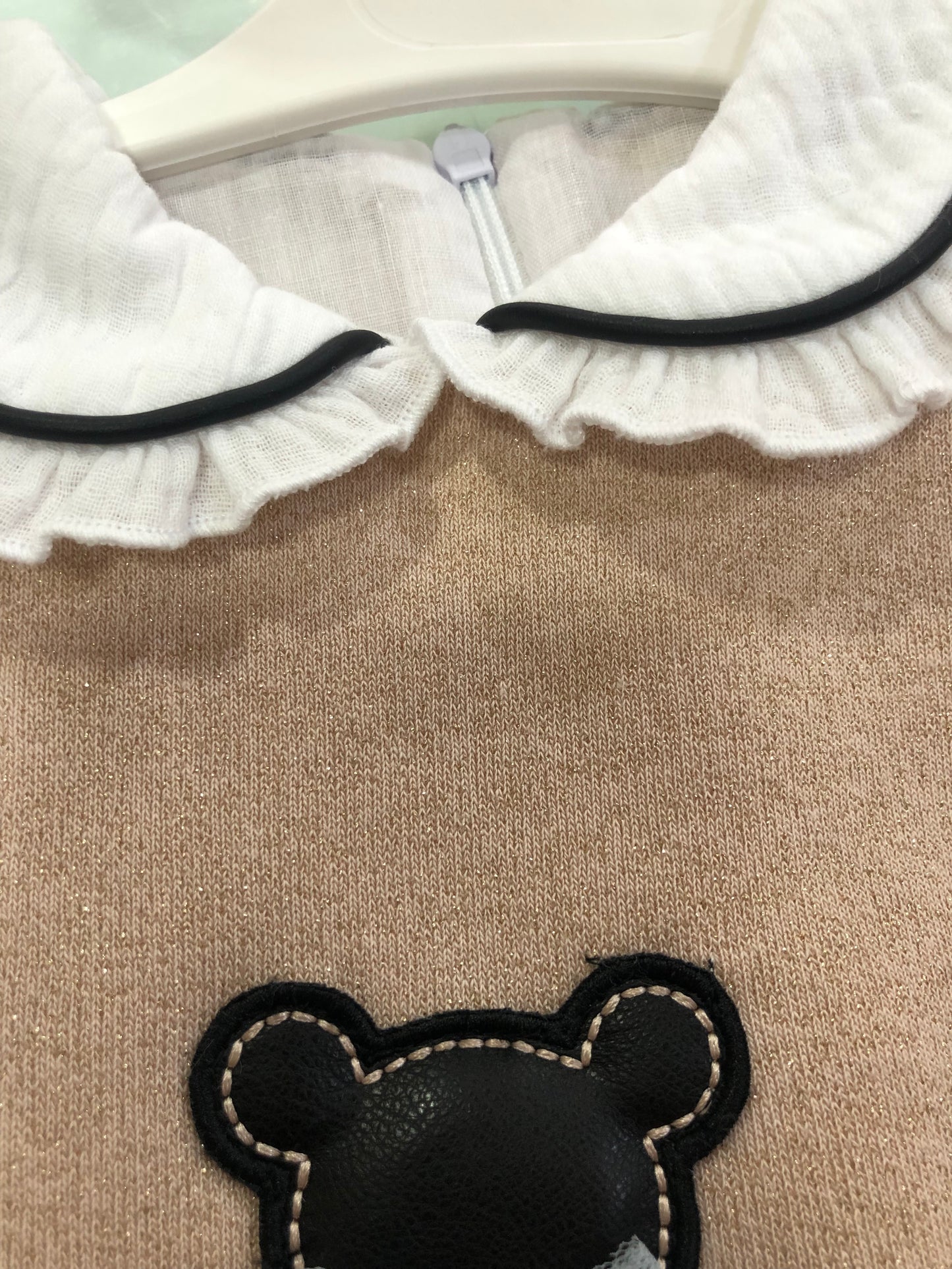 Vestido niña bebé en crudo dorado de Basmarti - Detalle 2 - Moda Infantil Chicle