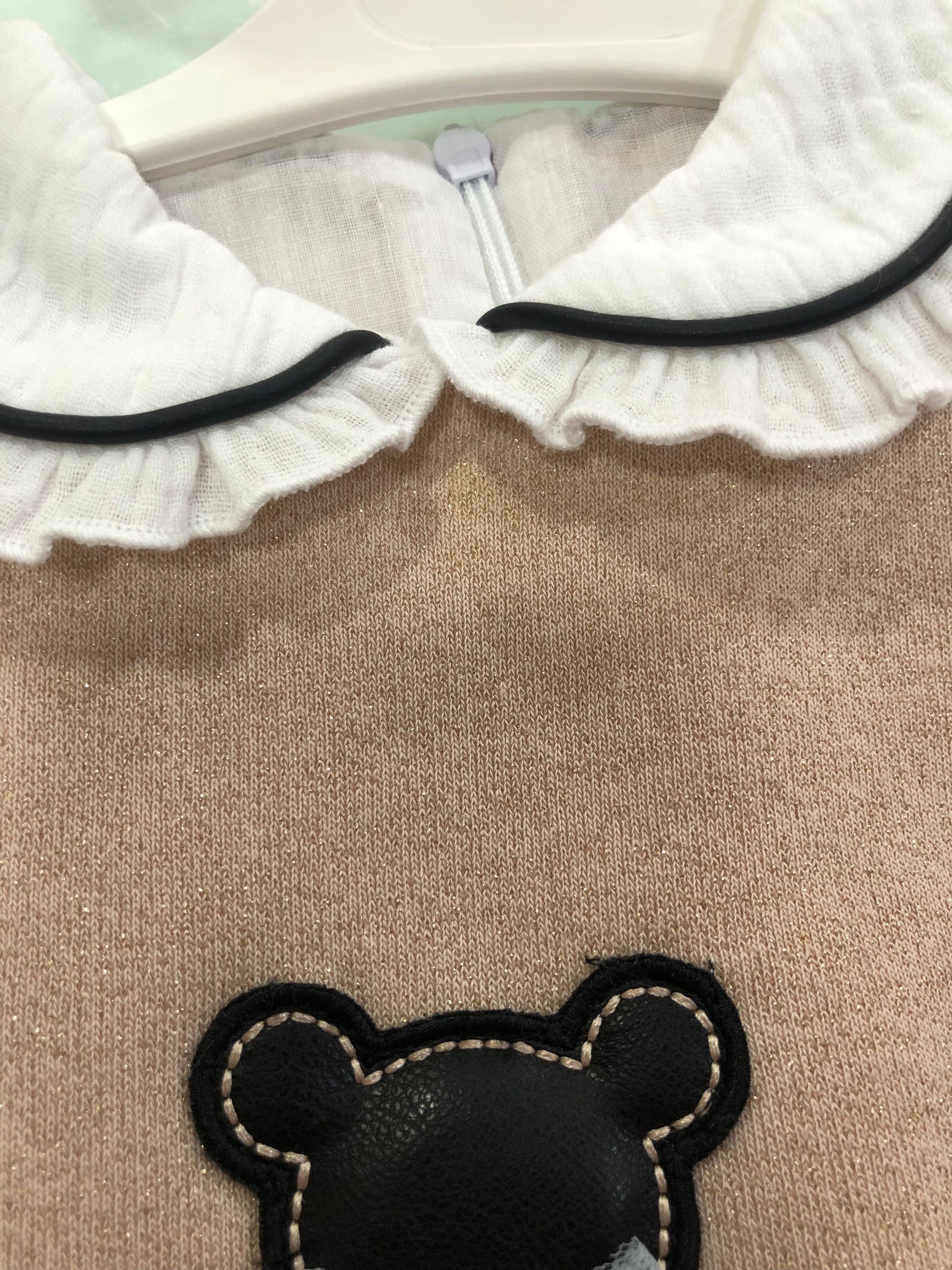 Vestido niña bebé en crudo dorado de Basmarti - Detalle 2 - Moda Infantil Chicle