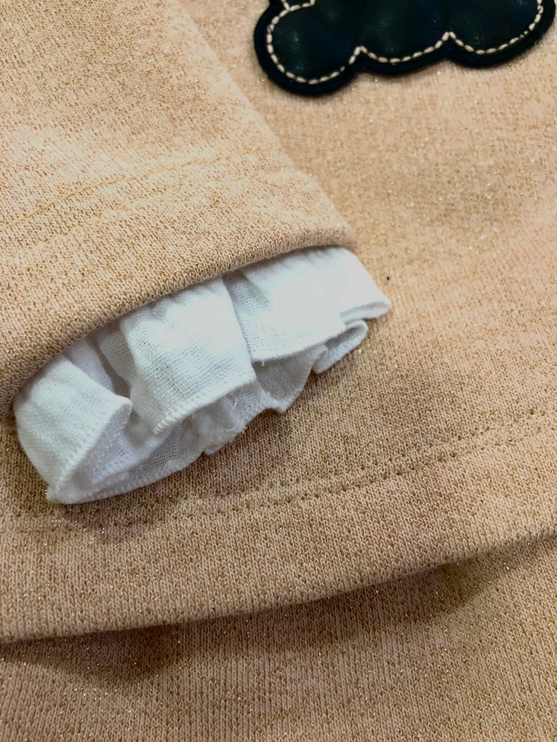 Vestido niña bebé en crudo dorado de Basmarti - Detalle 3 - Moda Infantil Chicle