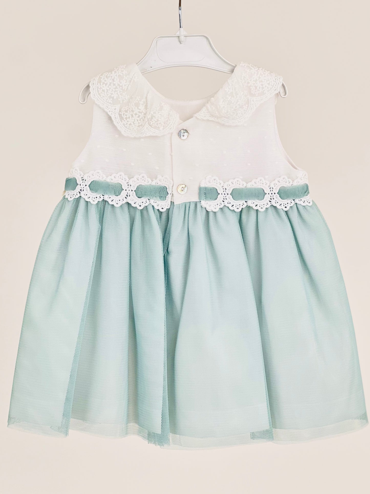 Vestido niña bebé en verde agua  - Basmarti 2025 - Detalle 1 - Moda Infantil Chicle