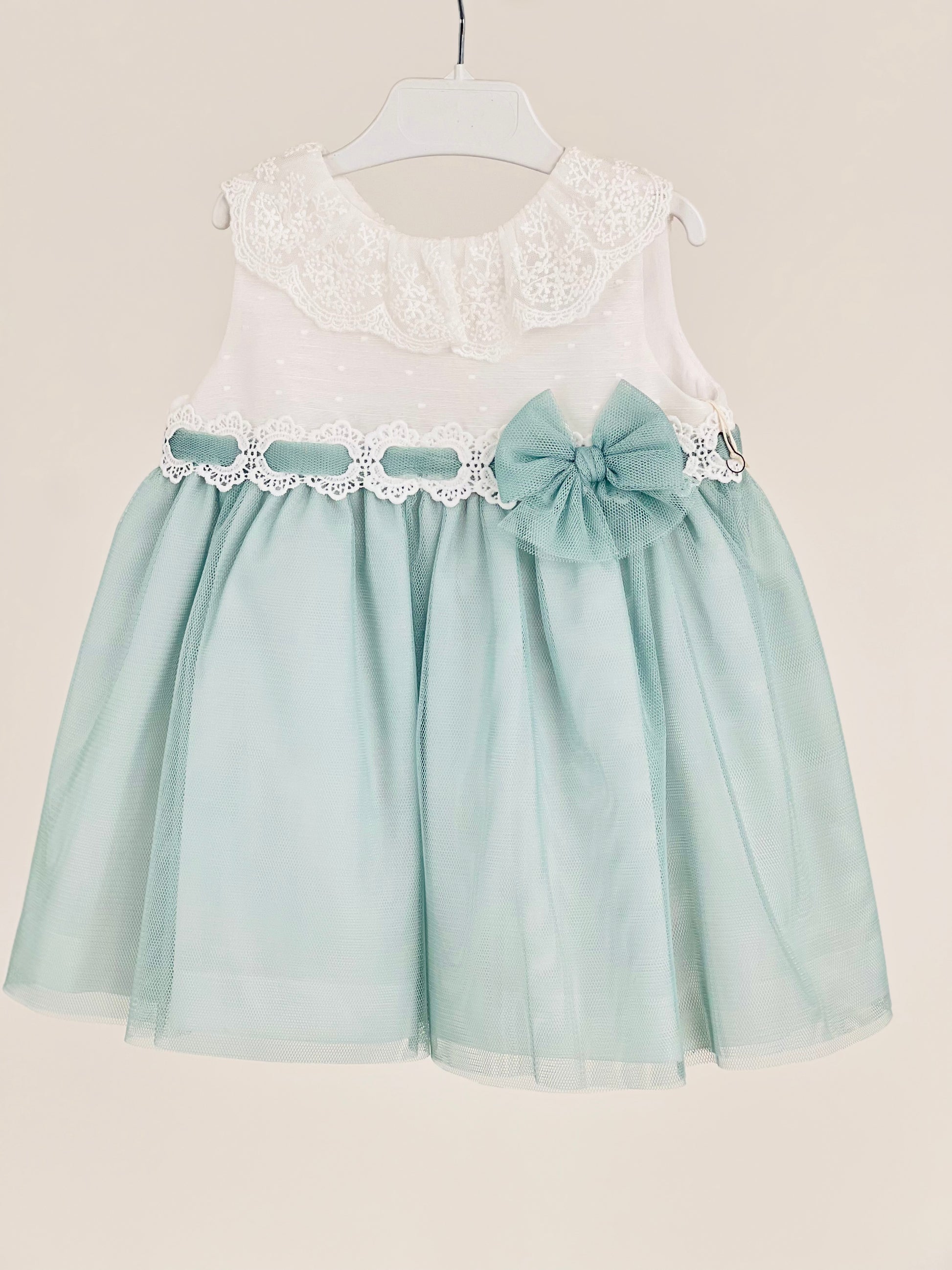 Vestido niña bebé en verde agua  - Basmarti 2025 - Frontal - Moda Infantil Chicle