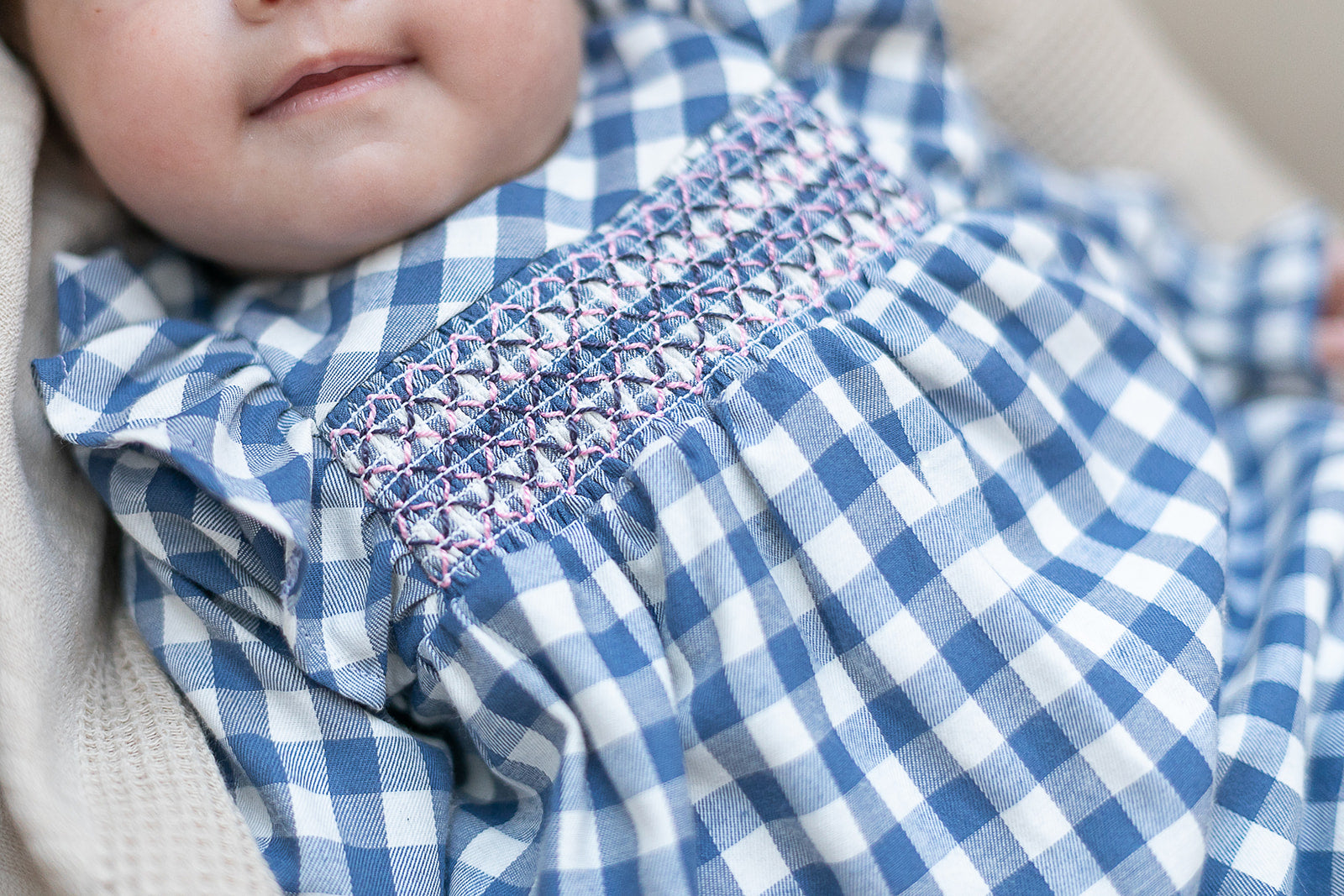 Vestido niña bebé vicky en blanco y azul - Coco Acqua - Detalle 1 - Moda Infantil Chicle