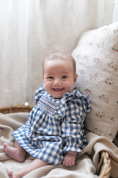 Vestido niña bebé vicky en blanco y azul - Coco Acqua - Detalle 4 - Moda Infantil Chicle