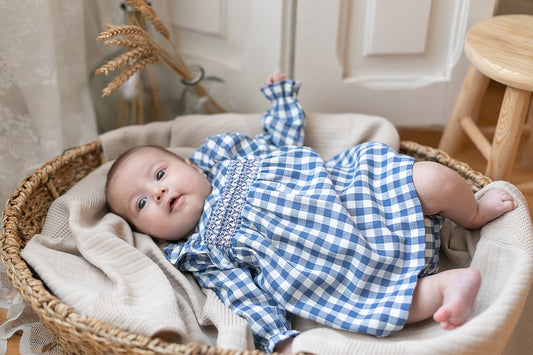 Vestido niña bebé vicky en blanco y azul - Coco Acqua - Frontal - Moda Infantil Chicle