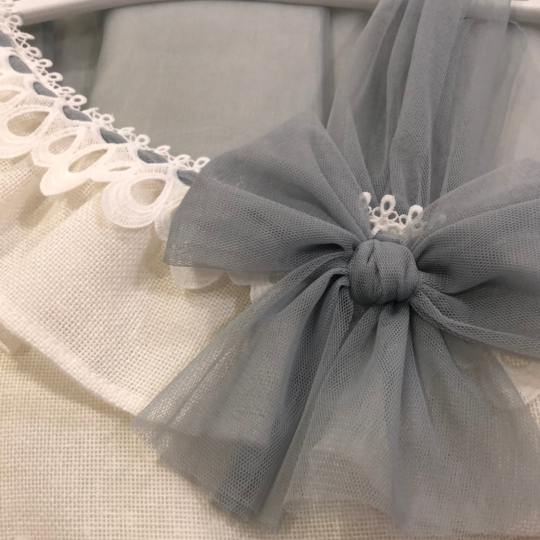 vestido niña blanco roto con lazo de tul - Basmarti verano 2024 - Detalle 2 - Moda Infantil Chicle