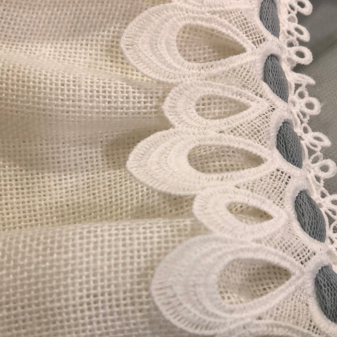 vestido niña blanco roto con lazo de tul - Basmarti verano 2024 - Detalle 3 - Moda Infantil Chicle