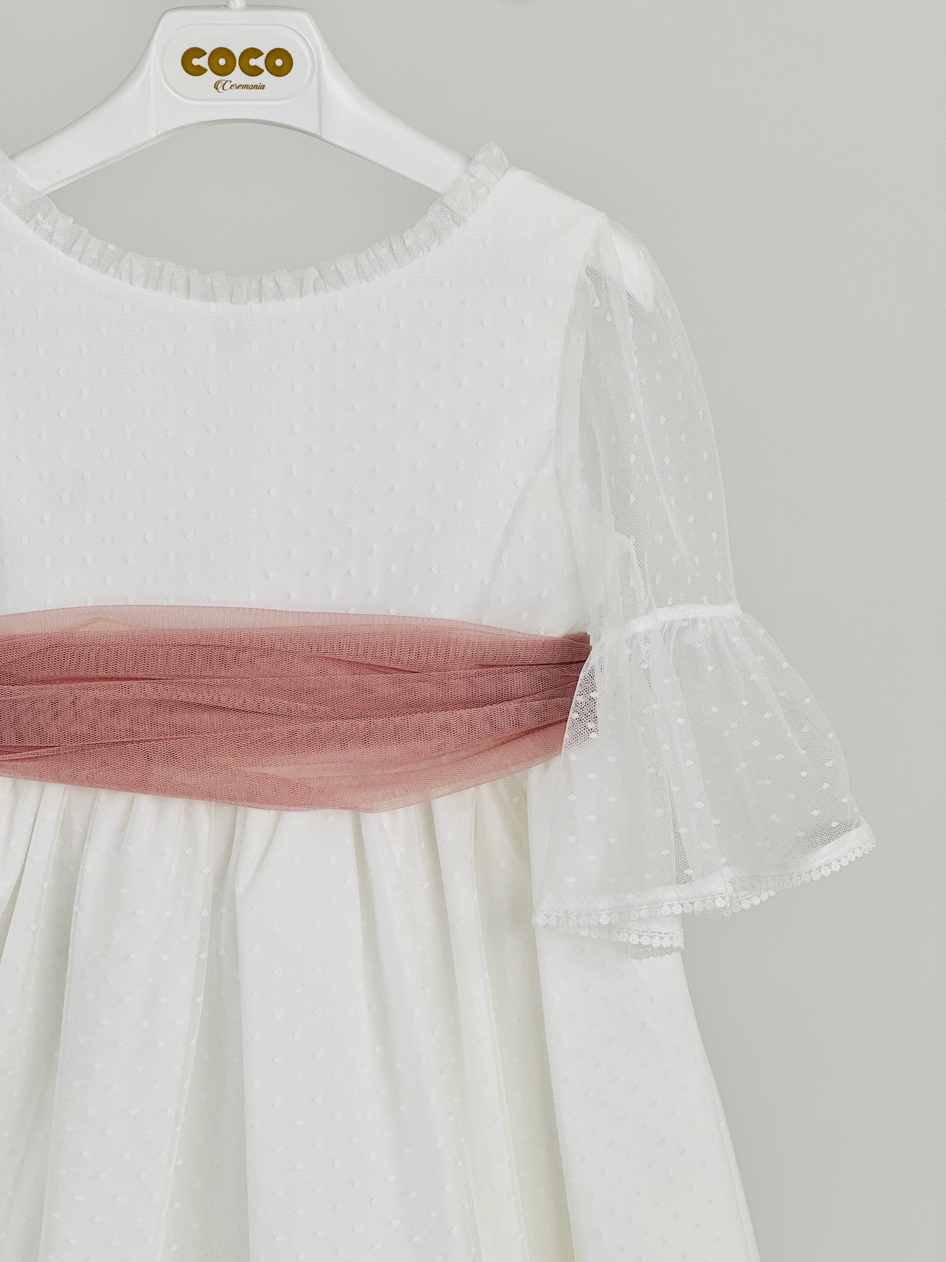 Vestido niña blanco y fajín rosa empolvado - de Coco Acqua Colección 2025 Ceremonia - Detalle 1 - Moda Infantil Chicle