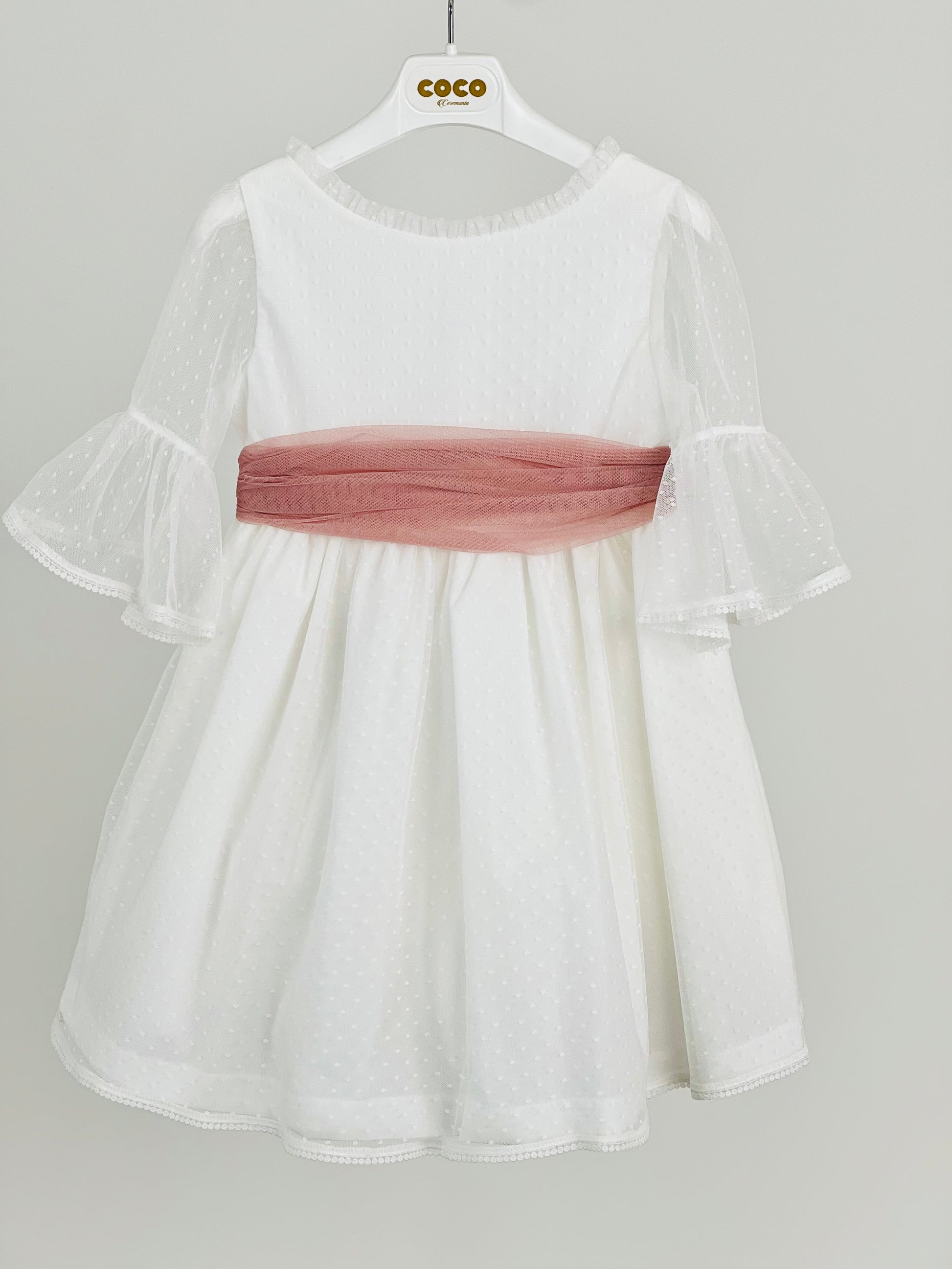 Vestido niña blanco y fajín rosa empolvado - de Coco Acqua Colección 2025 Ceremonia - Detalle 2 - Moda Infantil Chicle
