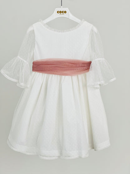 Vestido niña blanco y fajín rosa empolvado - de Coco Acqua Colección 2025 Ceremonia - Detalle 2 - Moda Infantil Chicle