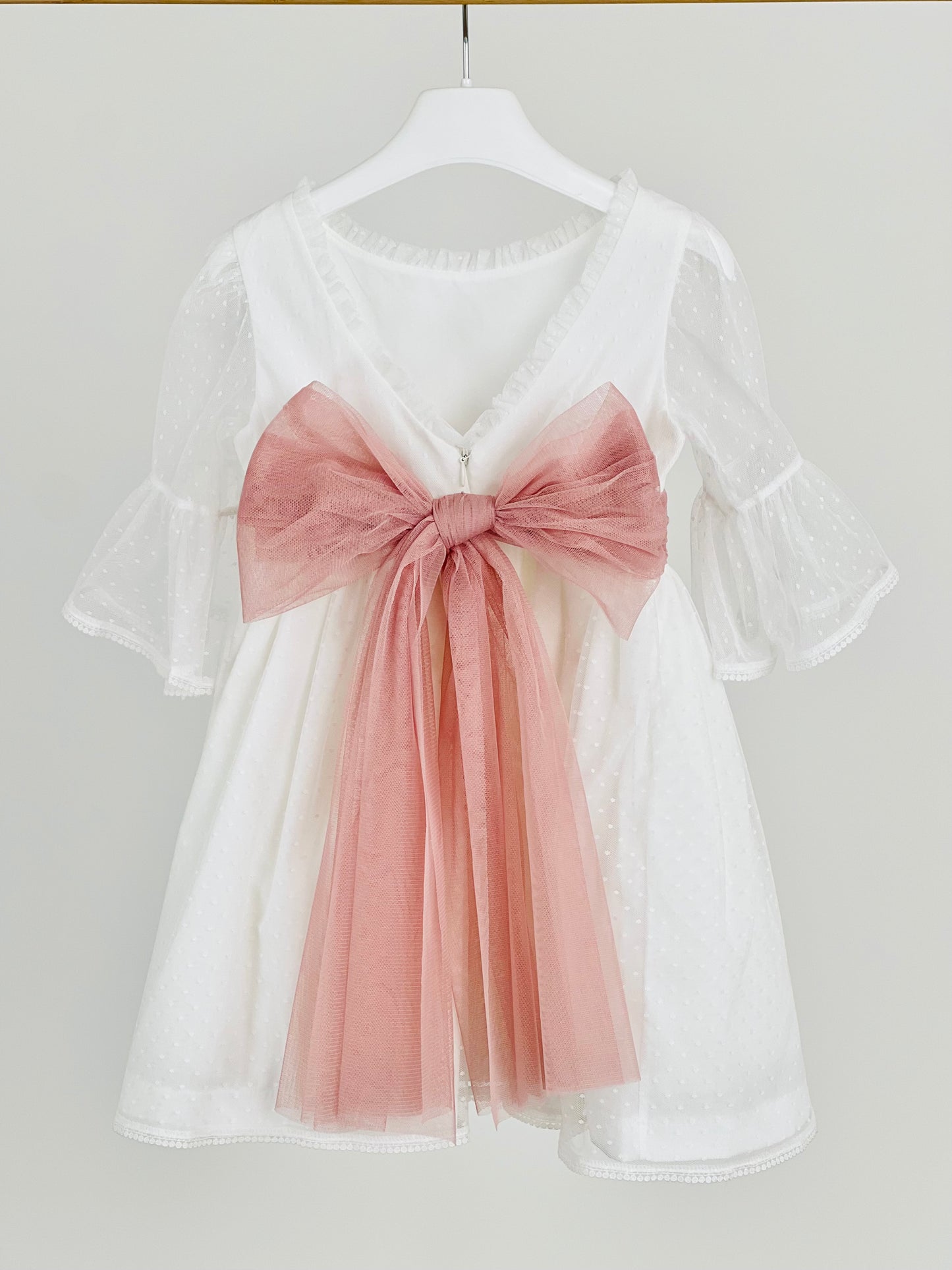Vestido niña blanco y fajín rosa empolvado - de Coco Acqua Colección 2025 Ceremonia - Detalle 3 - Moda Infantil Chicle