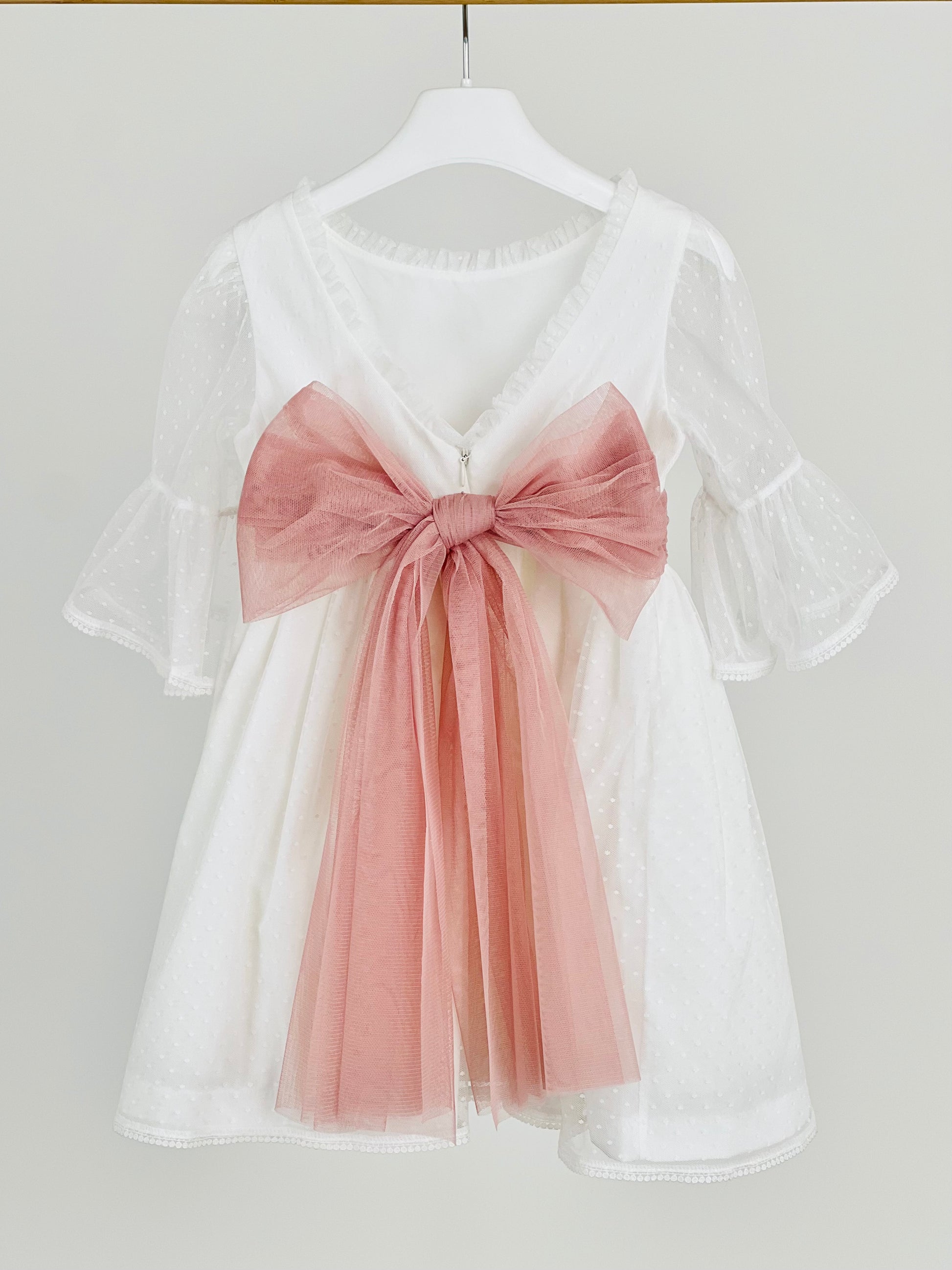 Vestido niña blanco y fajín rosa empolvado - de Coco Acqua Colección 2025 Ceremonia - Detalle 3 - Moda Infantil Chicle