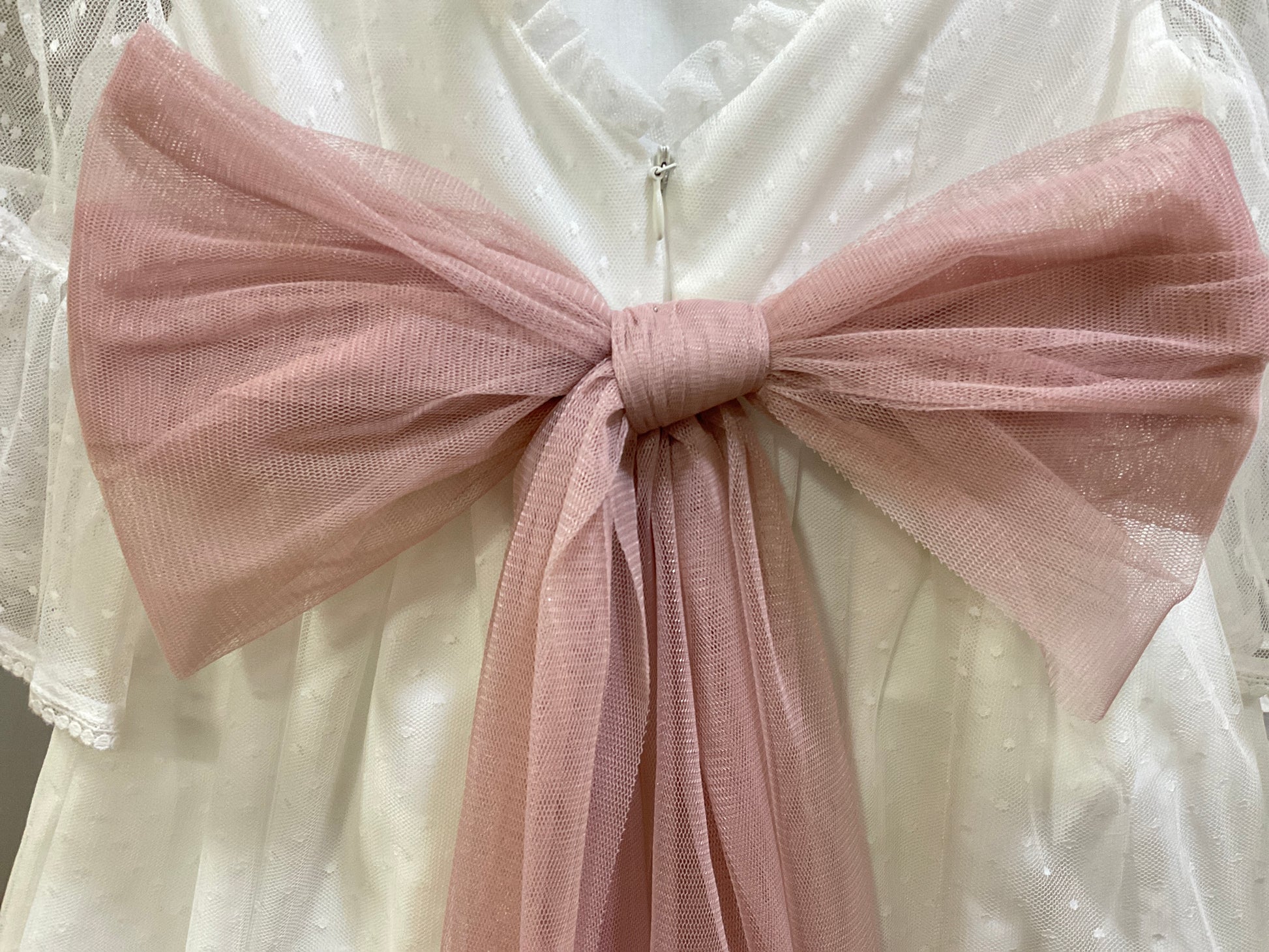 Vestido niña blanco y fajín rosa empolvado - de Coco Acqua Colección 2025 Ceremonia - Detalle 5 - Moda Infantil Chicle