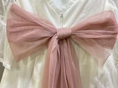 Vestido niña blanco y fajín rosa empolvado - de Coco Acqua Colección 2025 Ceremonia - Detalle 5 - Moda Infantil Chicle