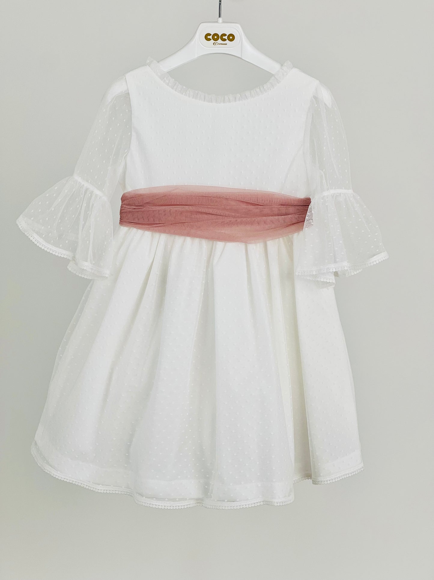 Vestido niña blanco y fajín rosa empolvado - de Coco Acqua Colección 2025 Ceremonia - Frontal - Moda Infantil Chicle