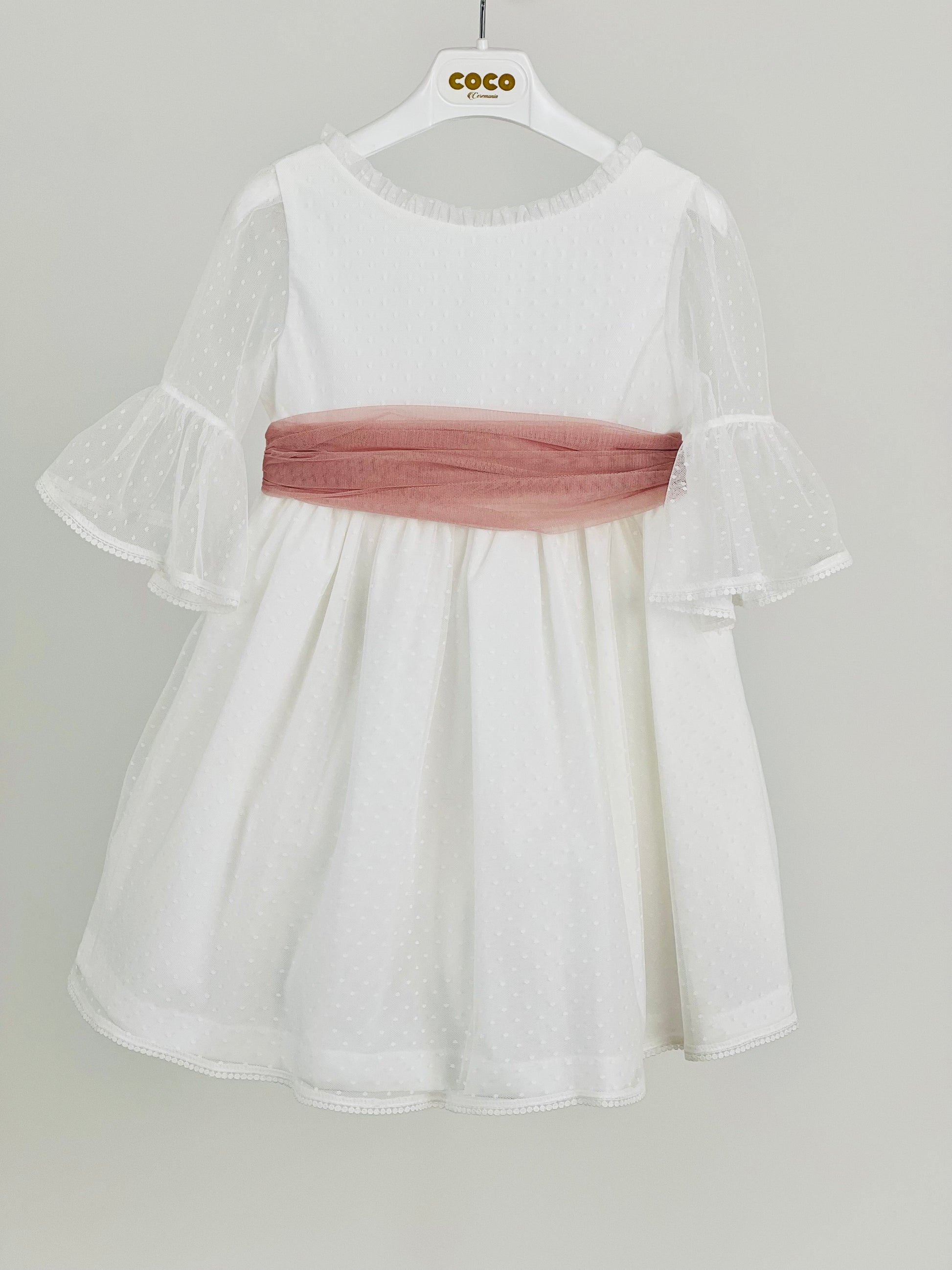 Vestido niña blanco y fajín rosa empolvado - de Coco Acqua Colección 2025 Ceremonia - Frontal - Moda Infantil Chicle