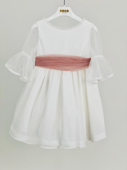 Vestido niña blanco y fajín rosa empolvado - de Coco Acqua Colección 2025 Ceremonia - Frontal - Moda Infantil Chicle