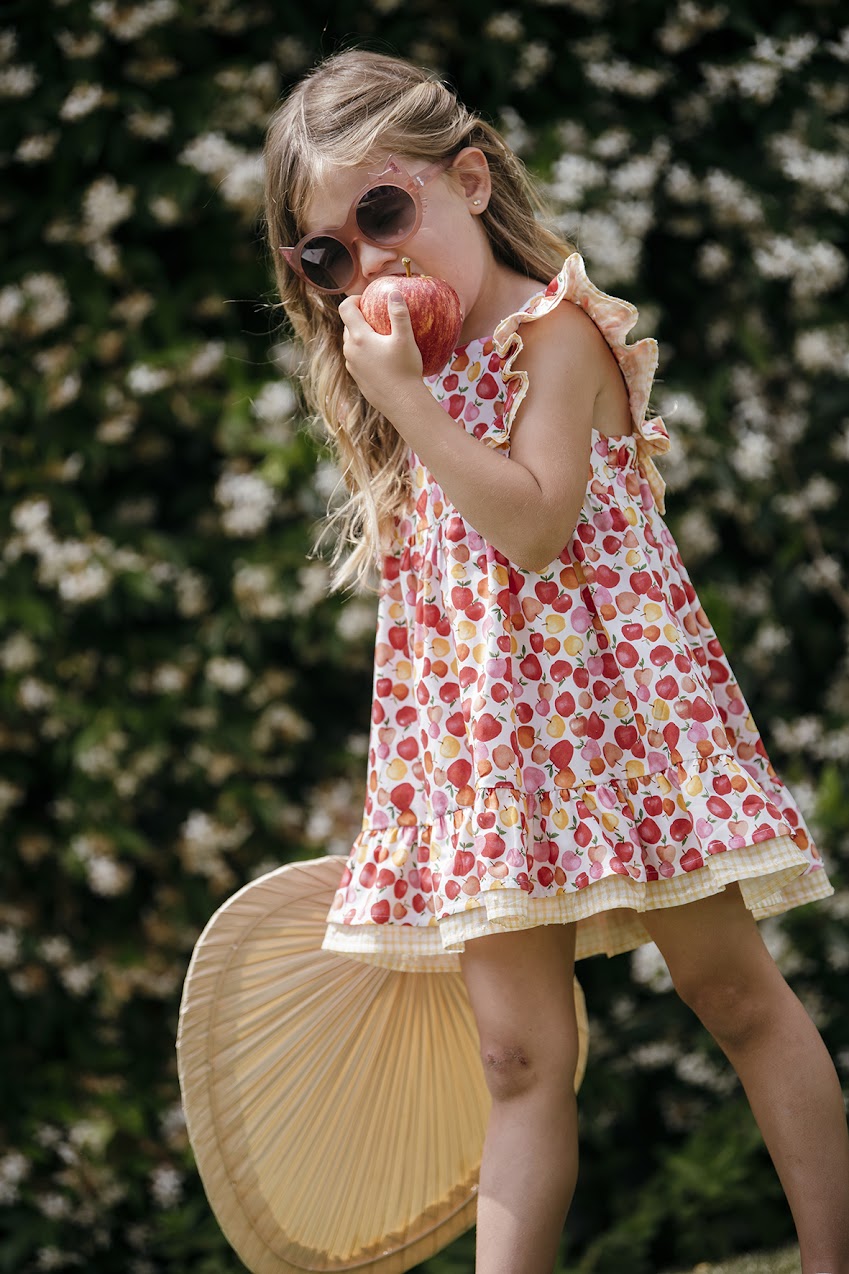 Vestido niña con estampado de manzanas - Coco Acqua - Detalle 2 - Moda Infantil Chicle