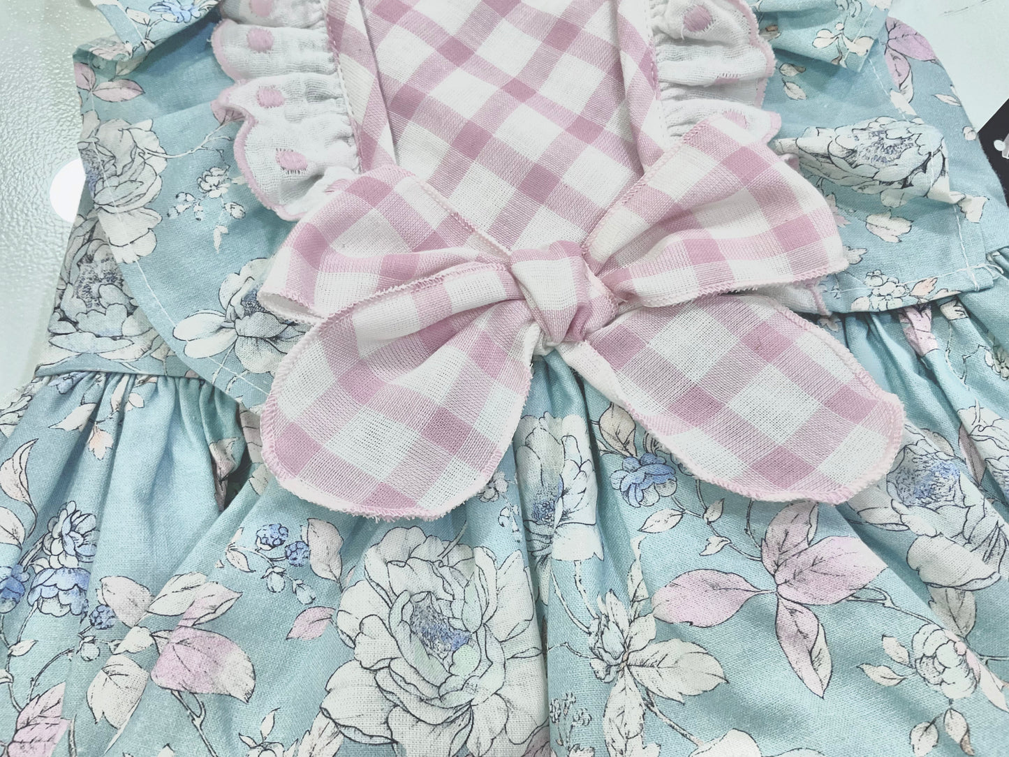 Vestido niña con estampado floral en fondo azul - Basmarti verano 2024 - Detalle 1 - Moda Infantil Chicle
