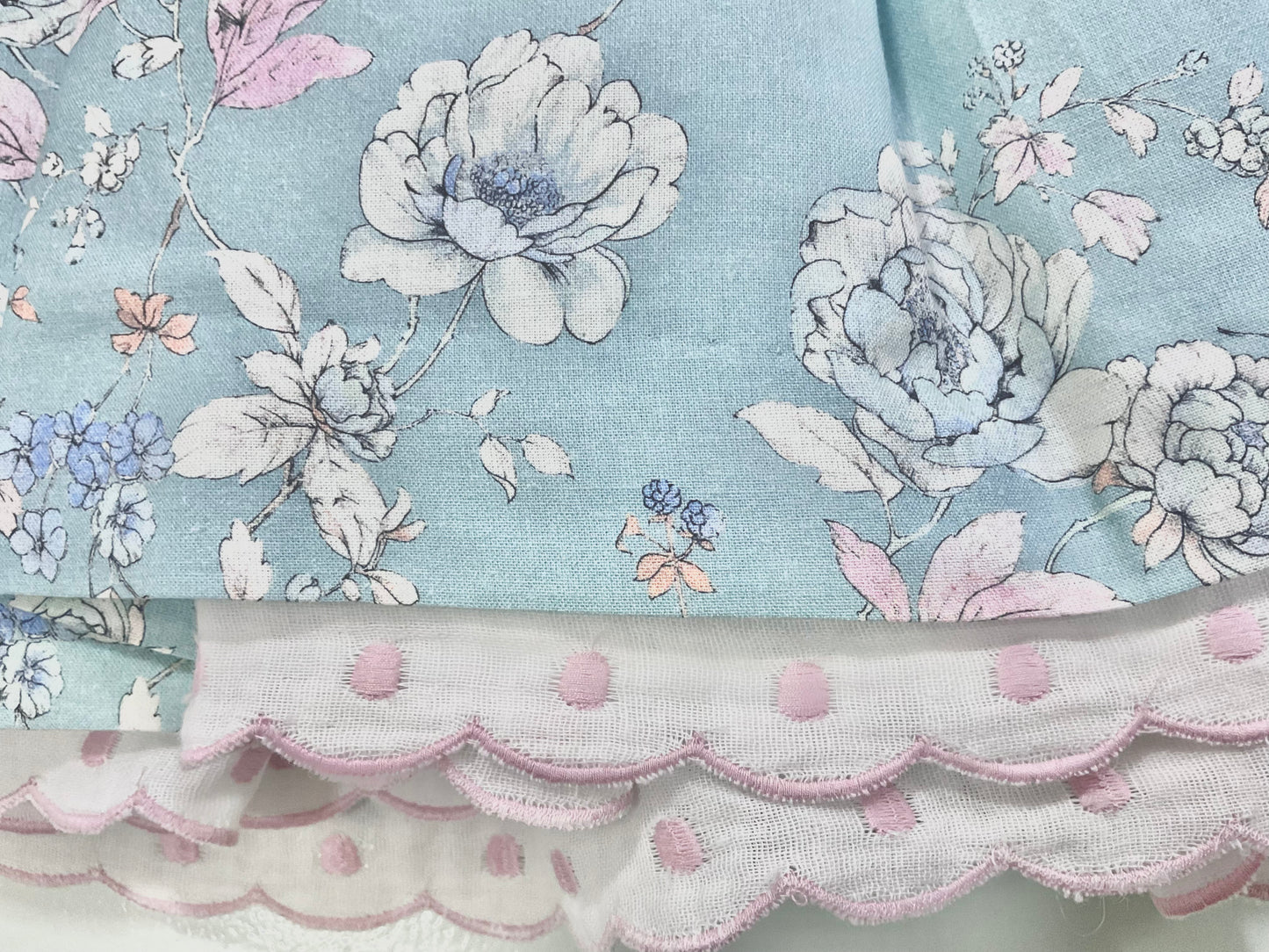 Vestido niña con estampado floral en fondo azul - Basmarti verano 2024 - Detalle 2 - Moda Infantil Chicle